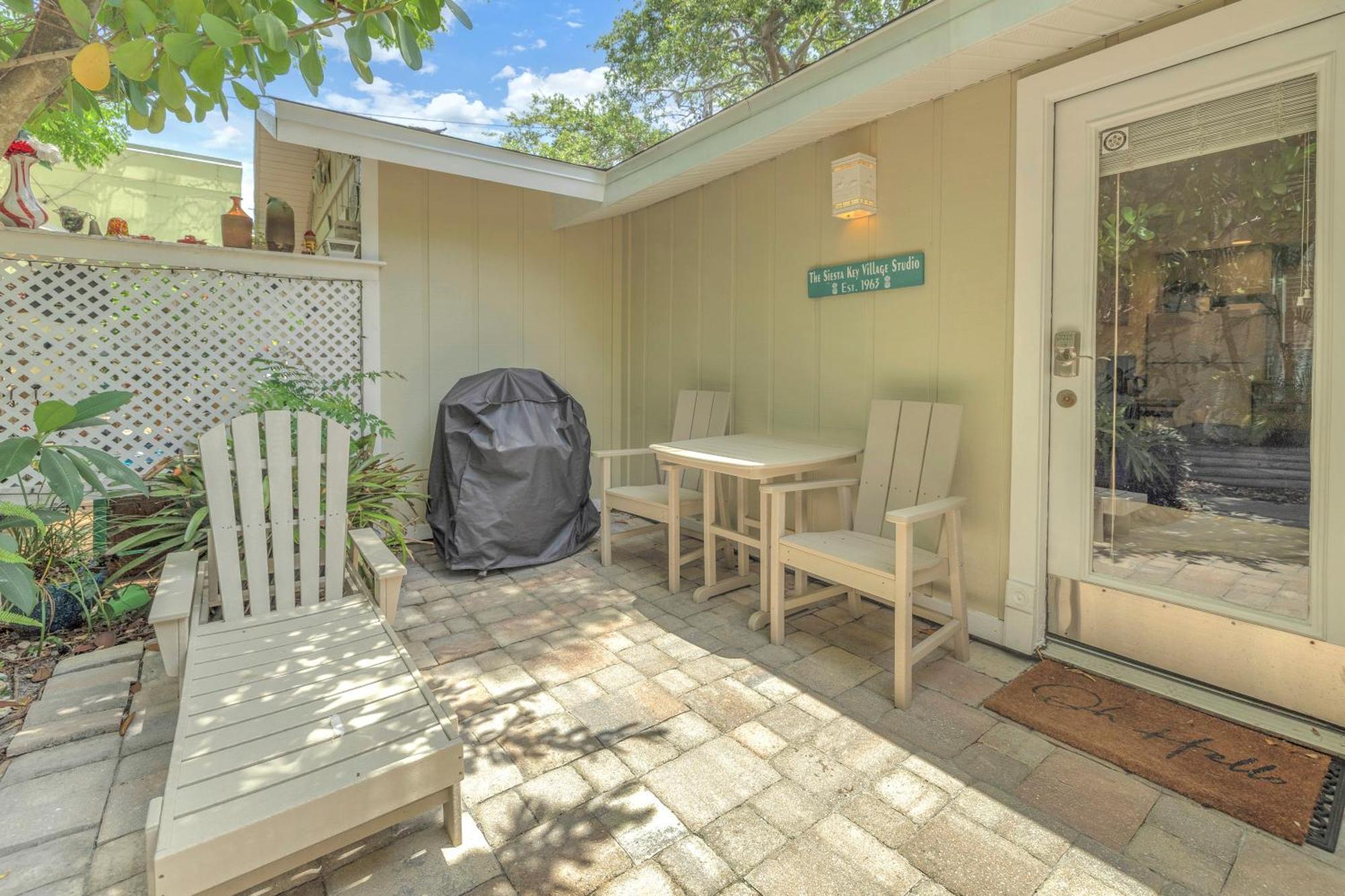 Apartment Private Patio, Walk To All, 2min- Siesta Keys Beach, 1min- Dining & Entertainment Of Village! *