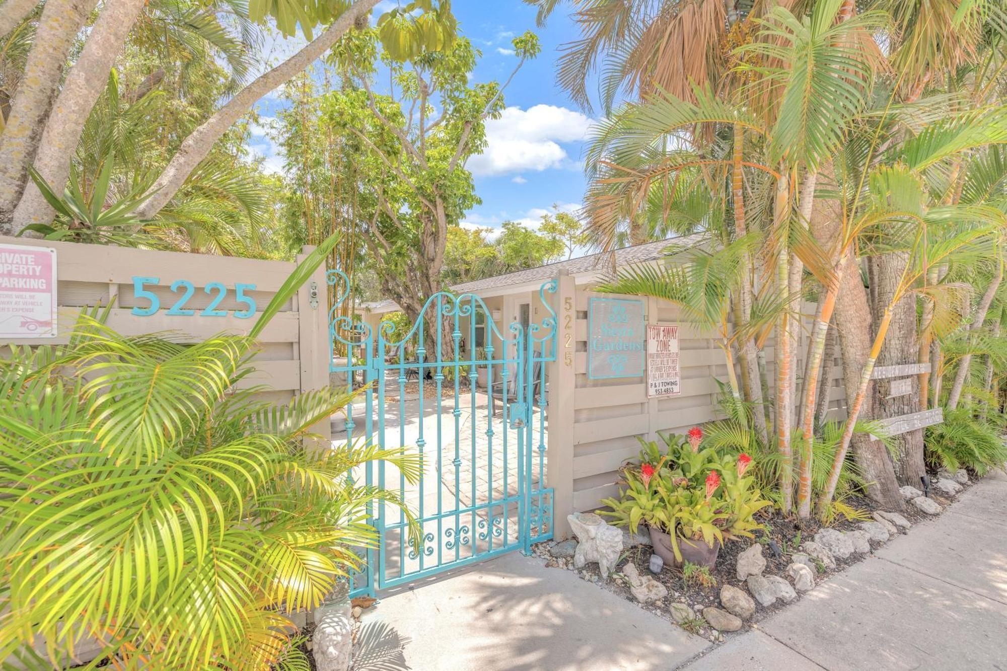 Private Patio, Walk To All, 2min- Siesta Keys Beach, 1min- Dining & Entertainment Of Village! Apartment