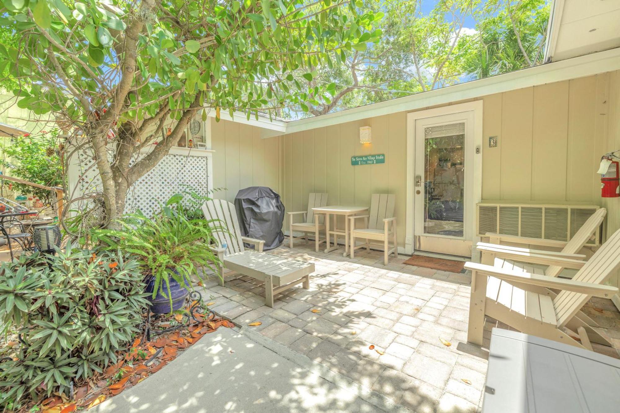 Private Patio, Walk To All, 2min- Siesta Keys Beach, 1min- Dining & Entertainment Of Village! Apartment *