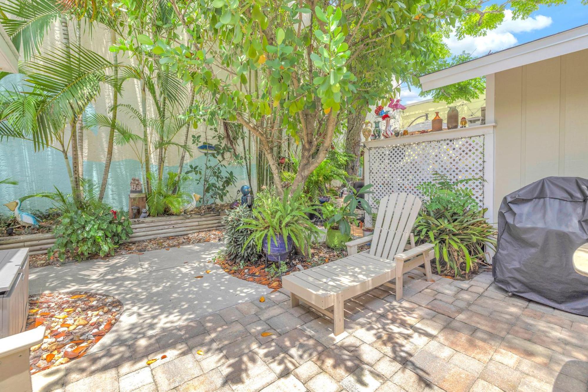 Private Patio, Walk To All, 2min- Siesta Keys Beach, 1min- Dining & Entertainment Of Village! *