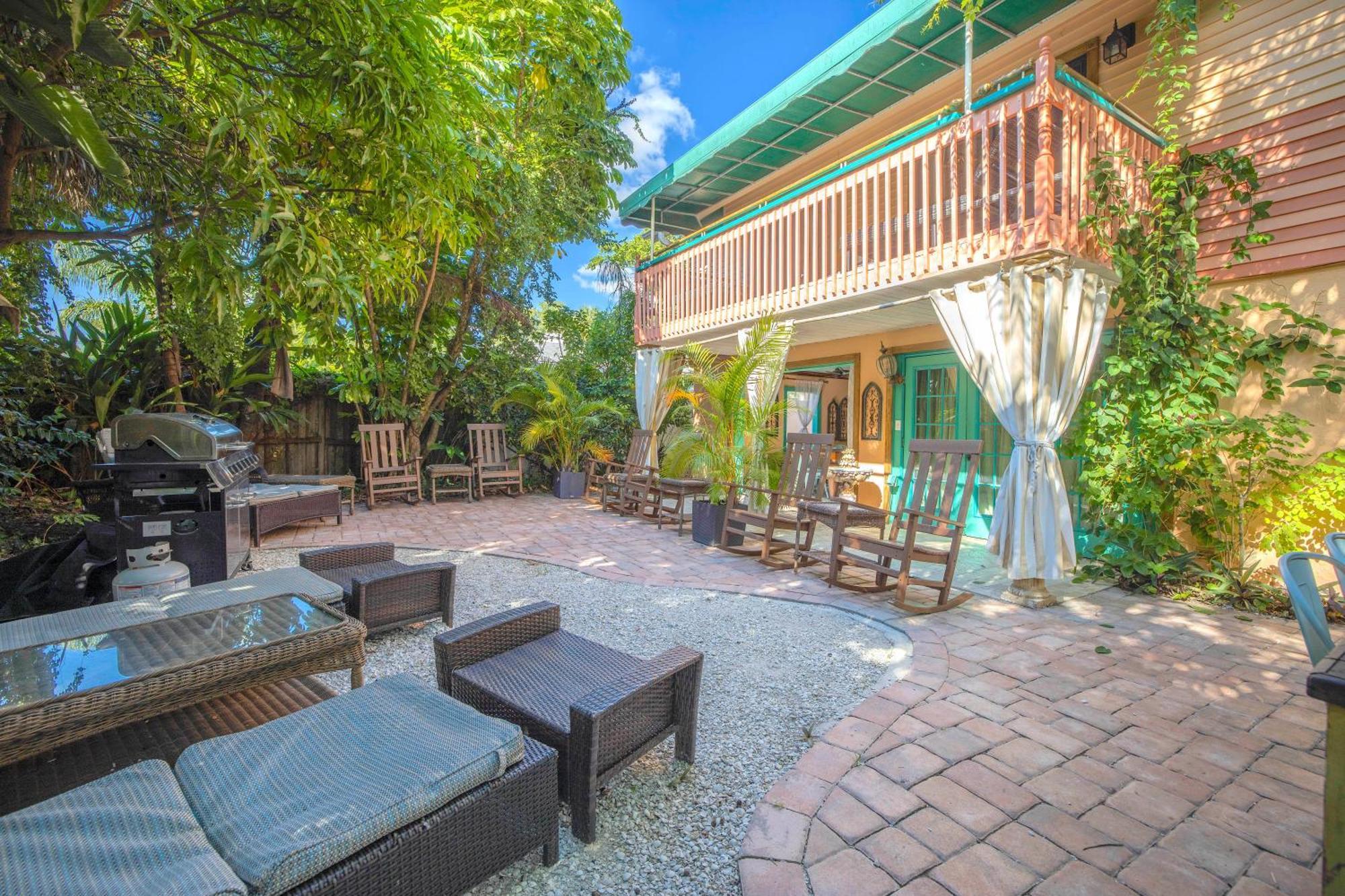 Holiday home 100 Percent Private, Tiki-bar, 250steps To And Village!