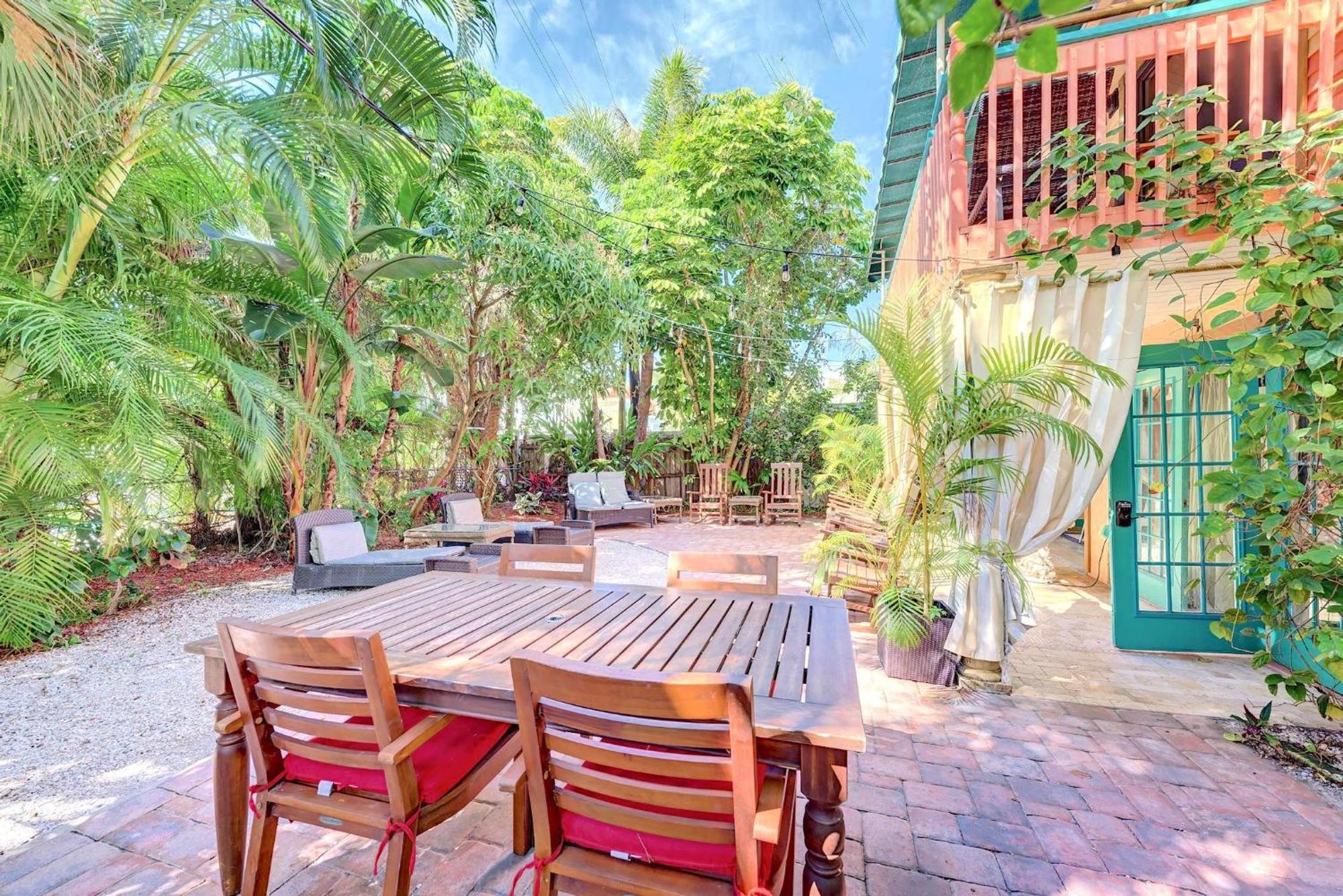 100 Percent Private, Tiki-bar, 250steps To And Village! Holiday home *