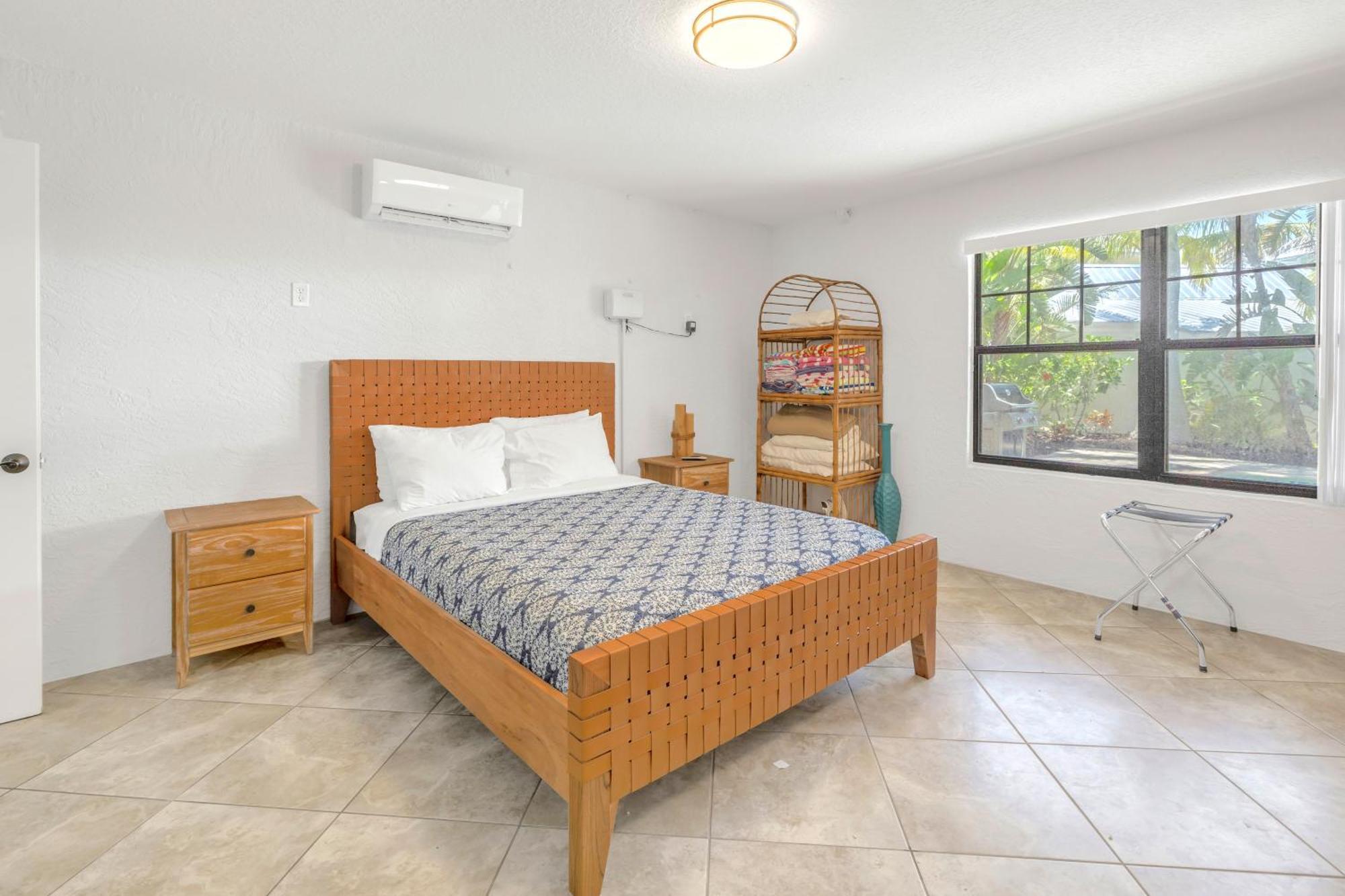 One-of-a-kind! Pool, Terraces, Ocean-view Rooftop, In Siesta Village At Beach! Apartment