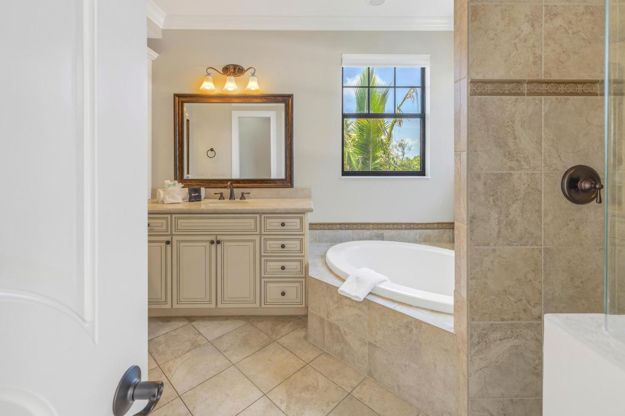 Apartment One-of-a-kind! Pool, Terraces, Ocean-view Rooftop, In Siesta Village At Beach! *