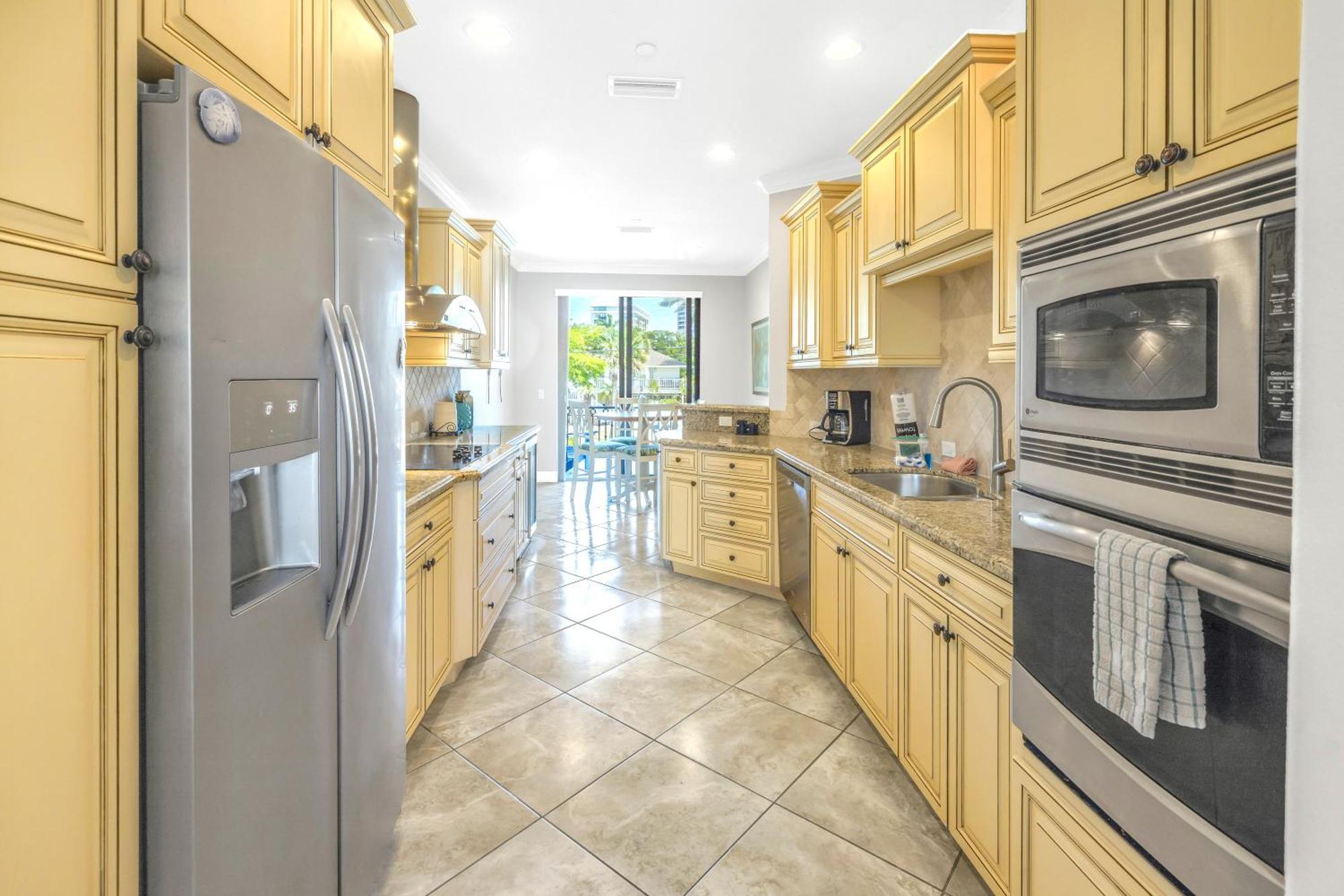 Apartment One-of-a-kind! Pool, Terraces, Ocean-view Rooftop, In Siesta Village At Beach!