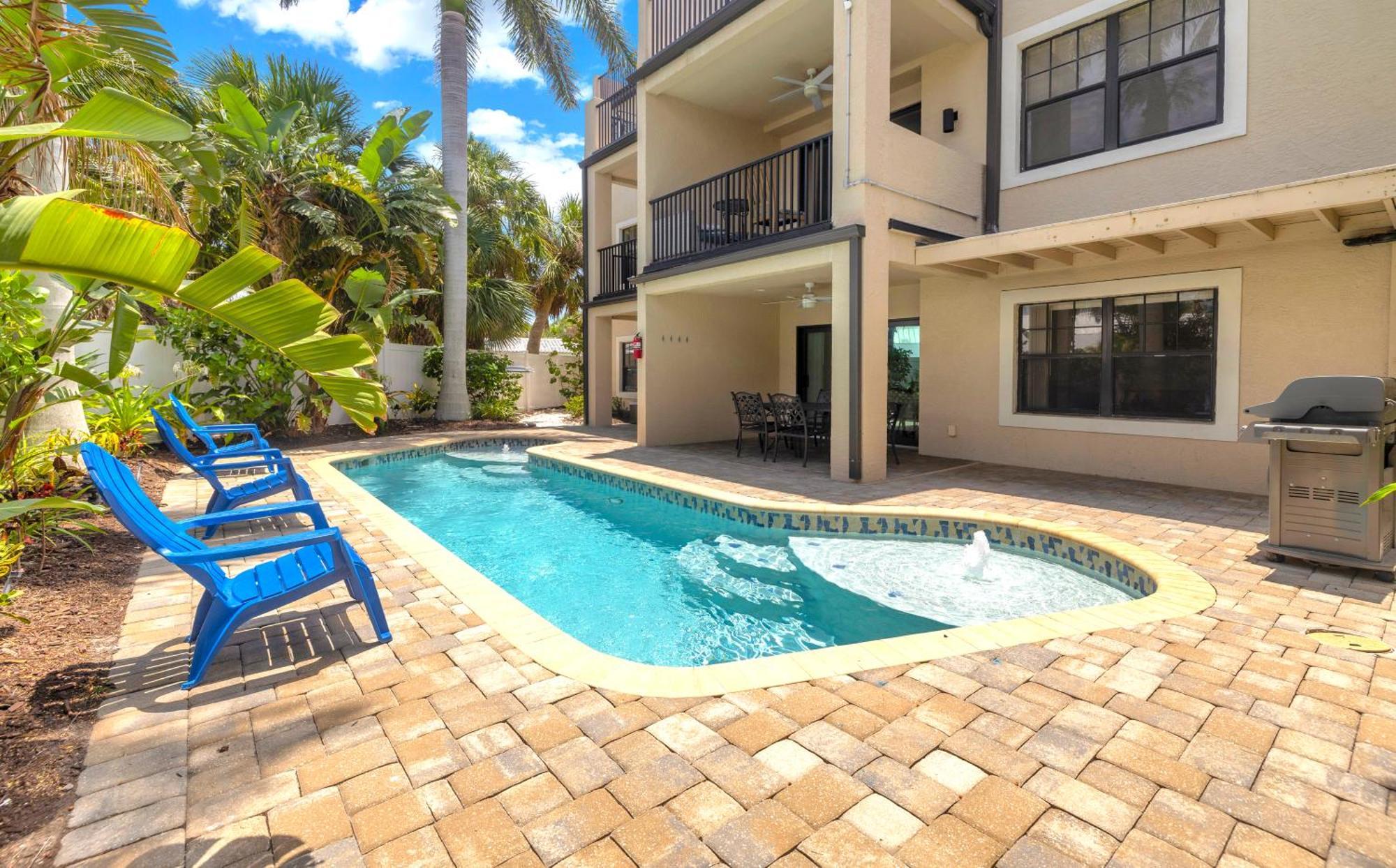 Apartment One-of-a-kind! Pool, Terraces, Ocean-view Rooftop, In Siesta Village At Beach! *