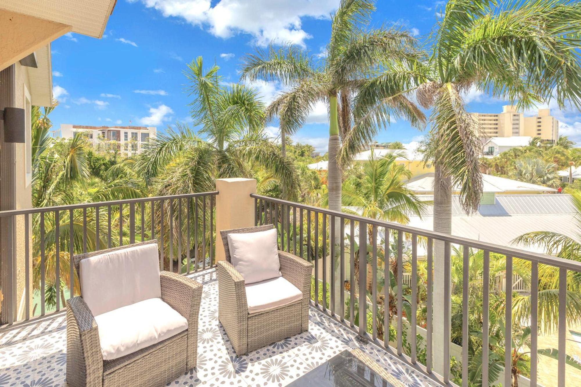 One-of-a-kind! Pool, Terraces, Ocean-view Rooftop, In Siesta Village At Beach! Apartment