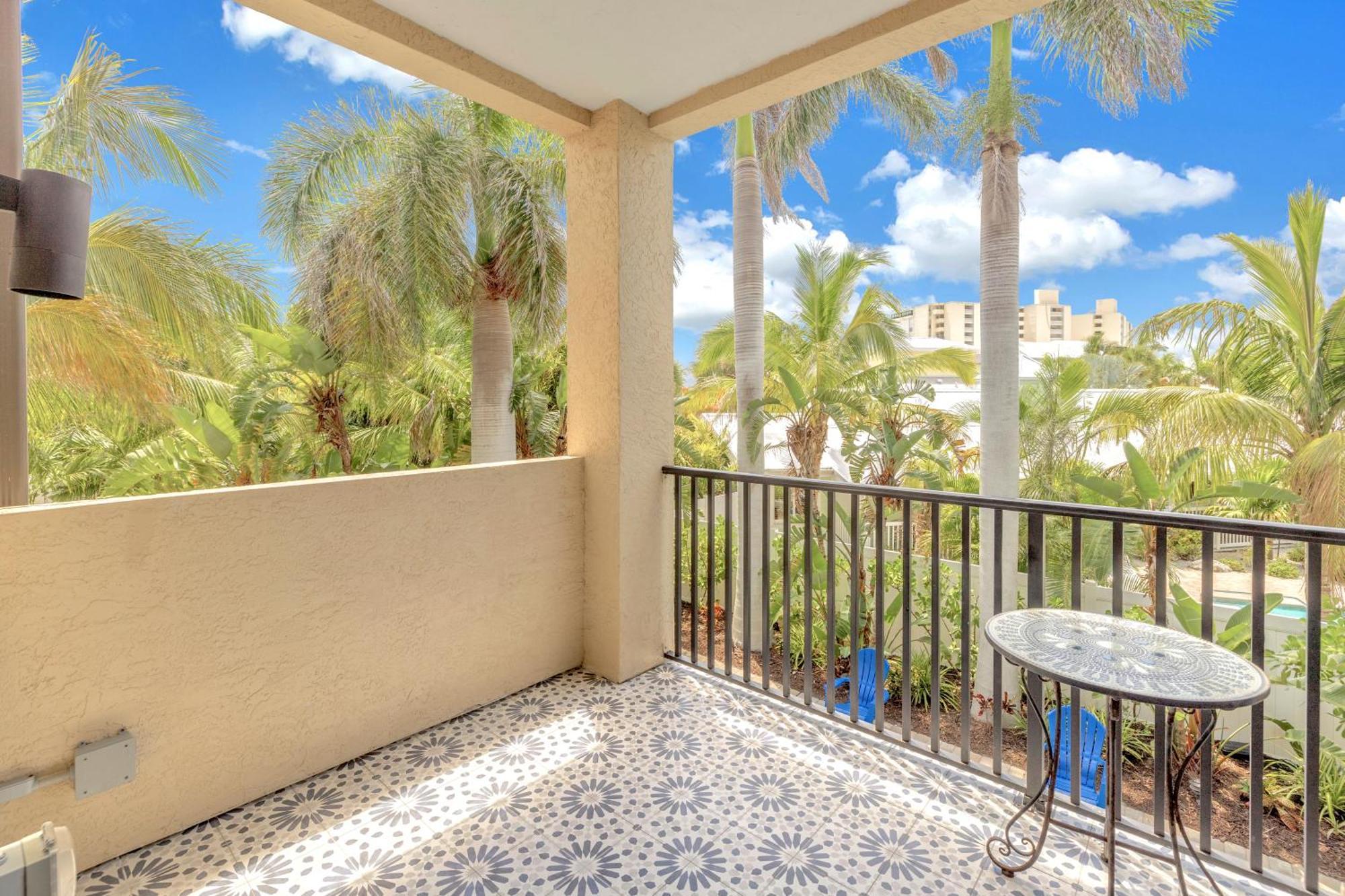 One-of-a-kind! Pool, Terraces, Ocean-view Rooftop, In Siesta Village At Beach!