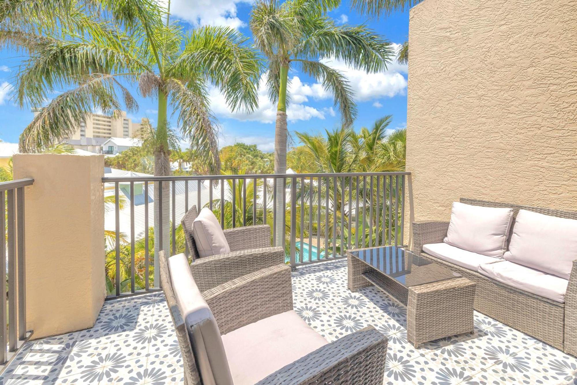 One-of-a-kind! Pool, Terraces, Ocean-view Rooftop, In Siesta Village At Beach! Apartment *