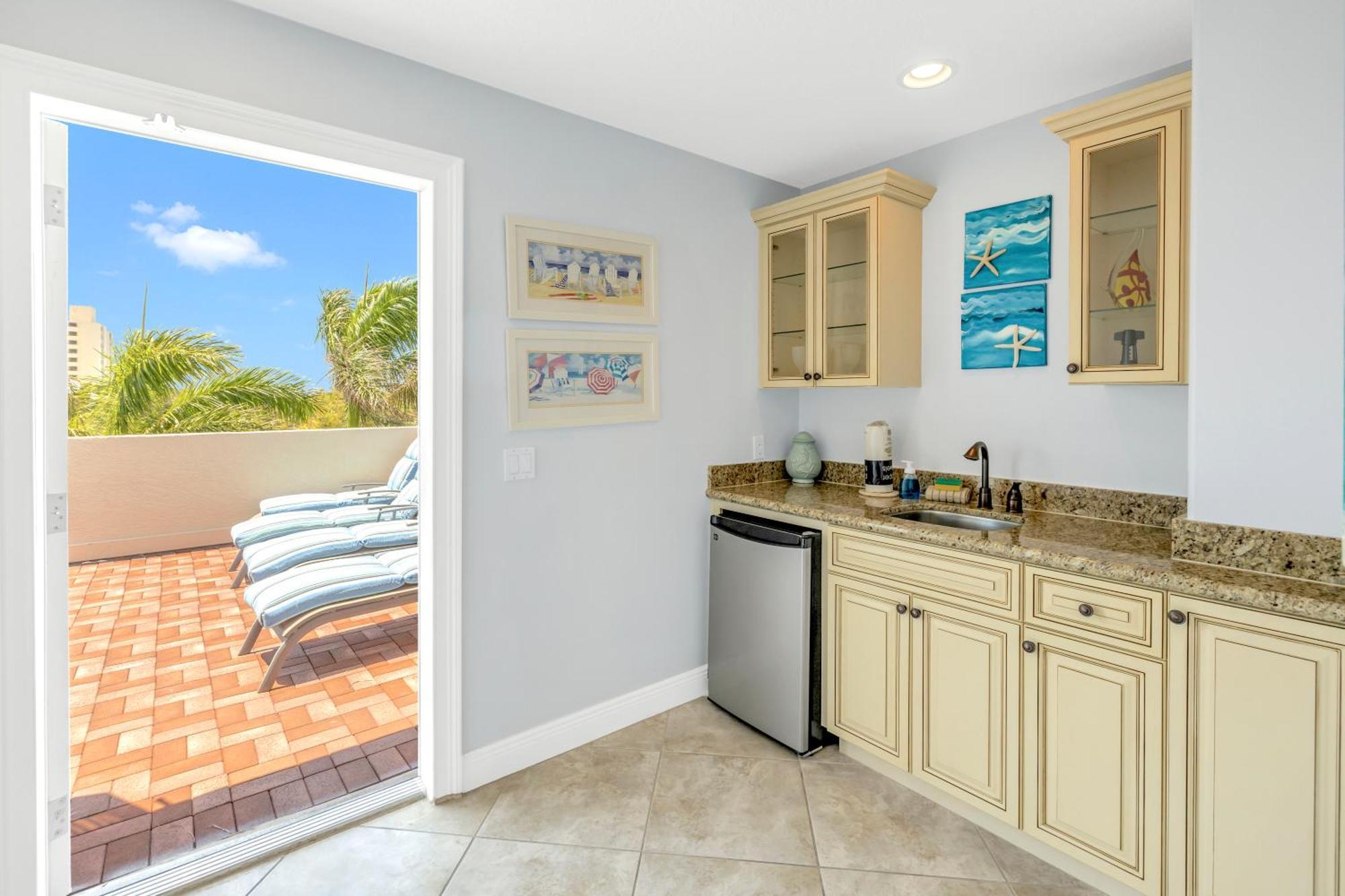 Apartment One-of-a-kind! Pool, Terraces, Ocean-view Rooftop, In Siesta Village At Beach! *