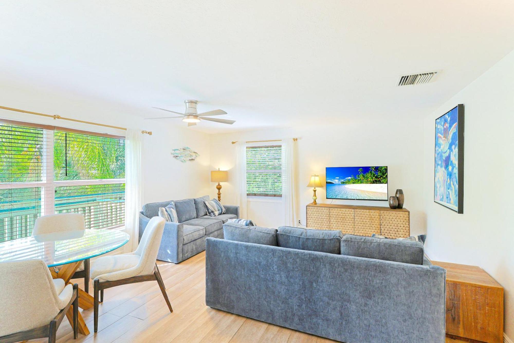 Newly Remodeled Apt! Key-west Victorian With Access, To Beach! Siesta Key