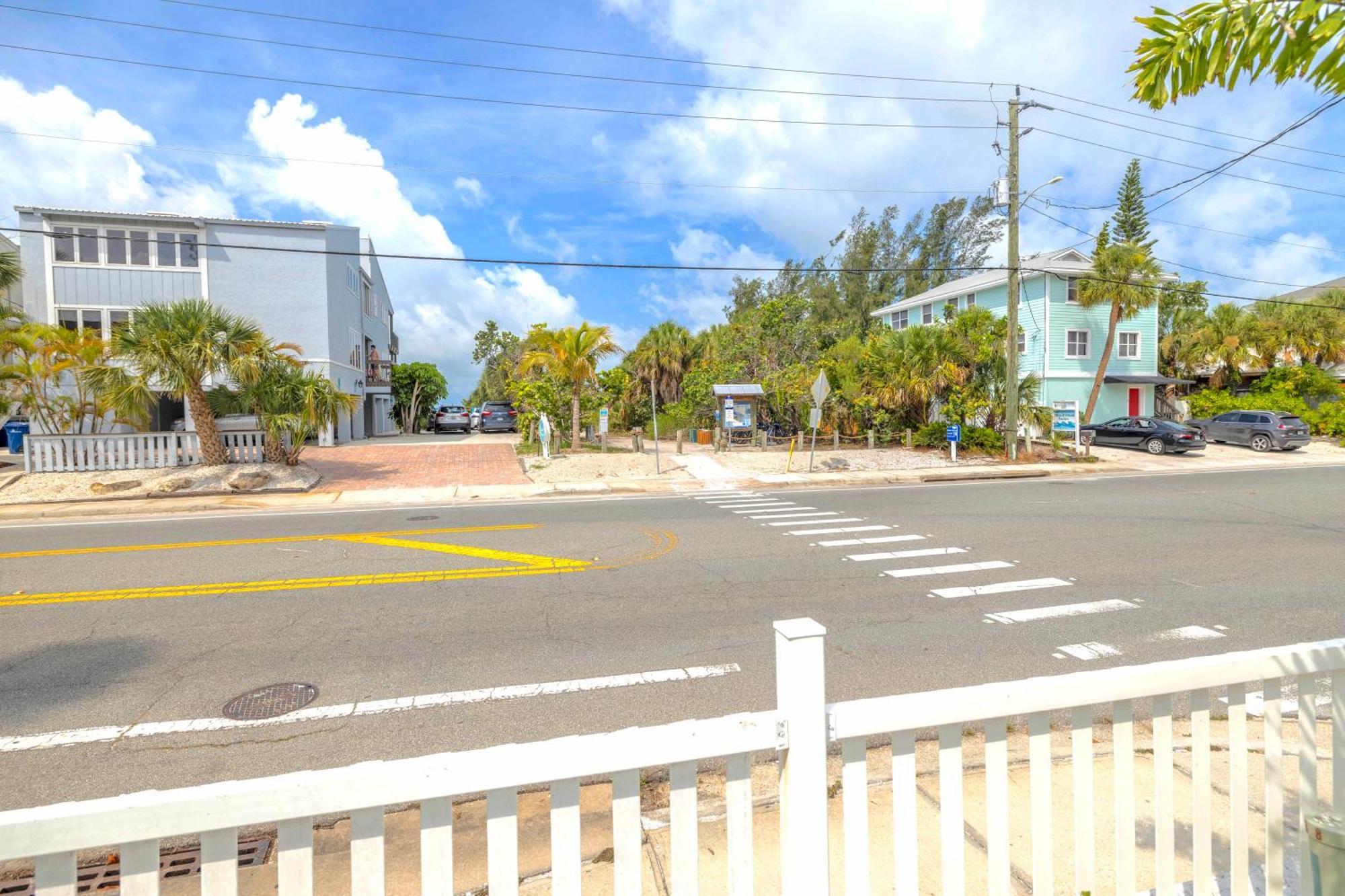 Oceanview Penthouse, In Village, 30-steps To Beach, Tiki-bar, Free Bikes And Paddle-boards! Apartment *