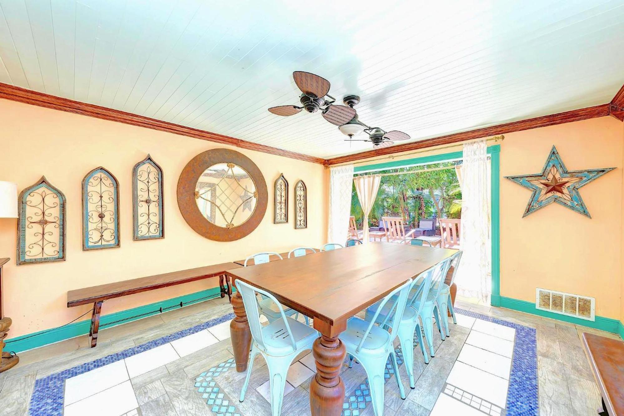 Casa Lopik Jardin- Tiki-bar, Balcony, Tropical Patio, 250 Steps To And Village! * Siesta Key