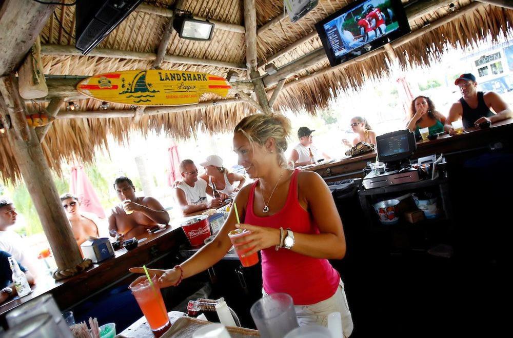 Casa Lopik Jardin- Tiki-bar, Balcony, Tropical Patio, 250 Steps To And Village! Holiday home