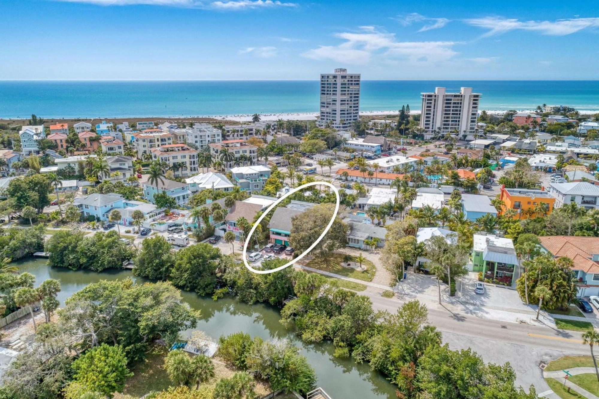 Casa Lopik Jardin- Tiki-bar, Balcony, Tropical Patio, 250 Steps To And Village! Holiday home Siesta Key