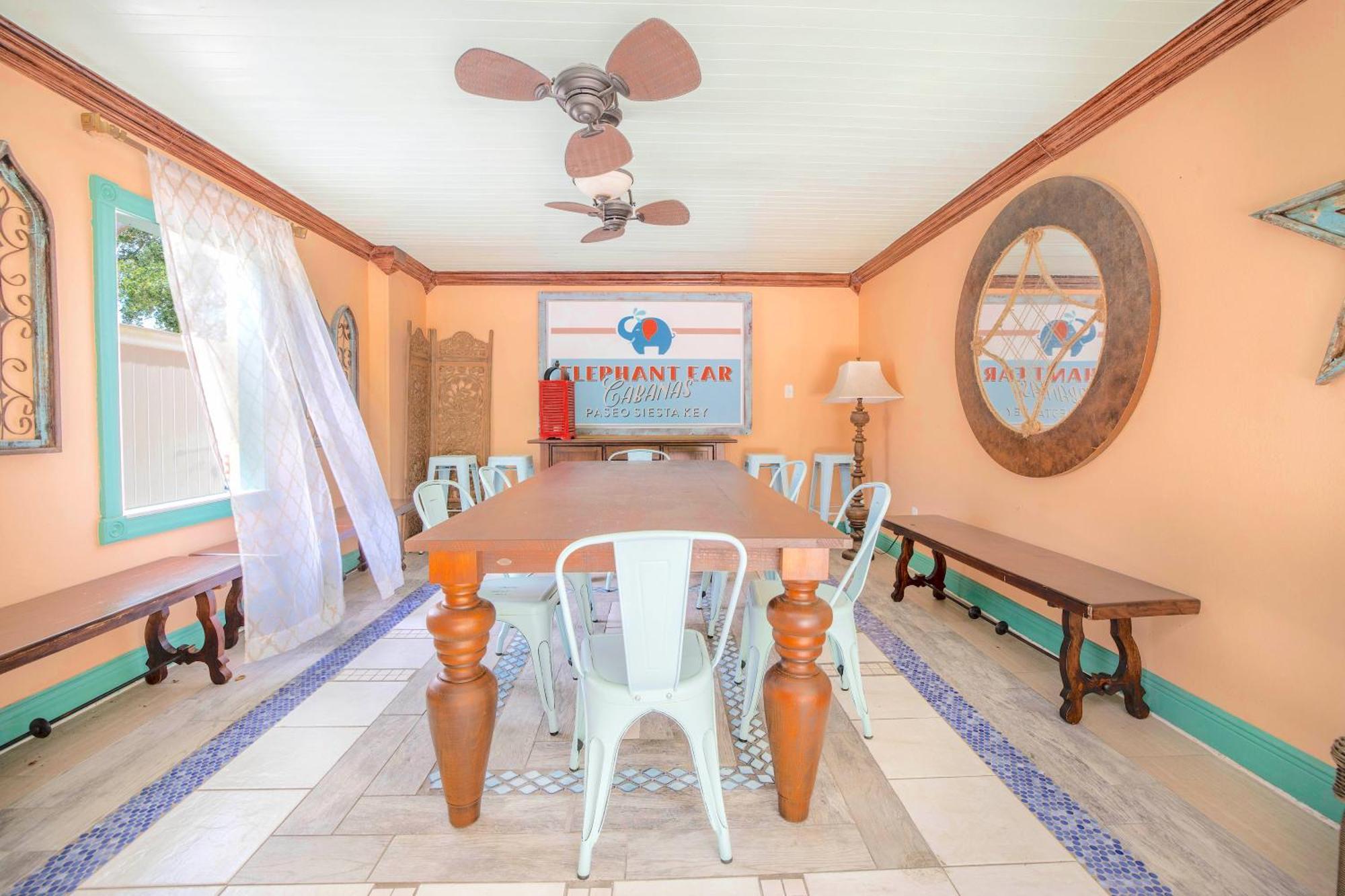 Casa Lopik Jardin- Tiki-bar, Balcony, Tropical Patio, 250 Steps To And Village! *