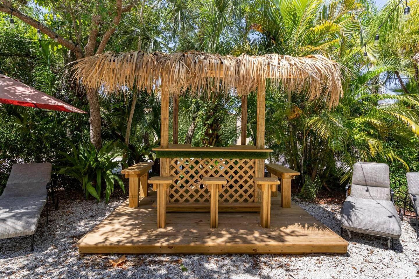 Casa Lopik Jardin- Tiki-bar, Balcony, Tropical Patio, 250 Steps To And Village! Holiday home Siesta Key
