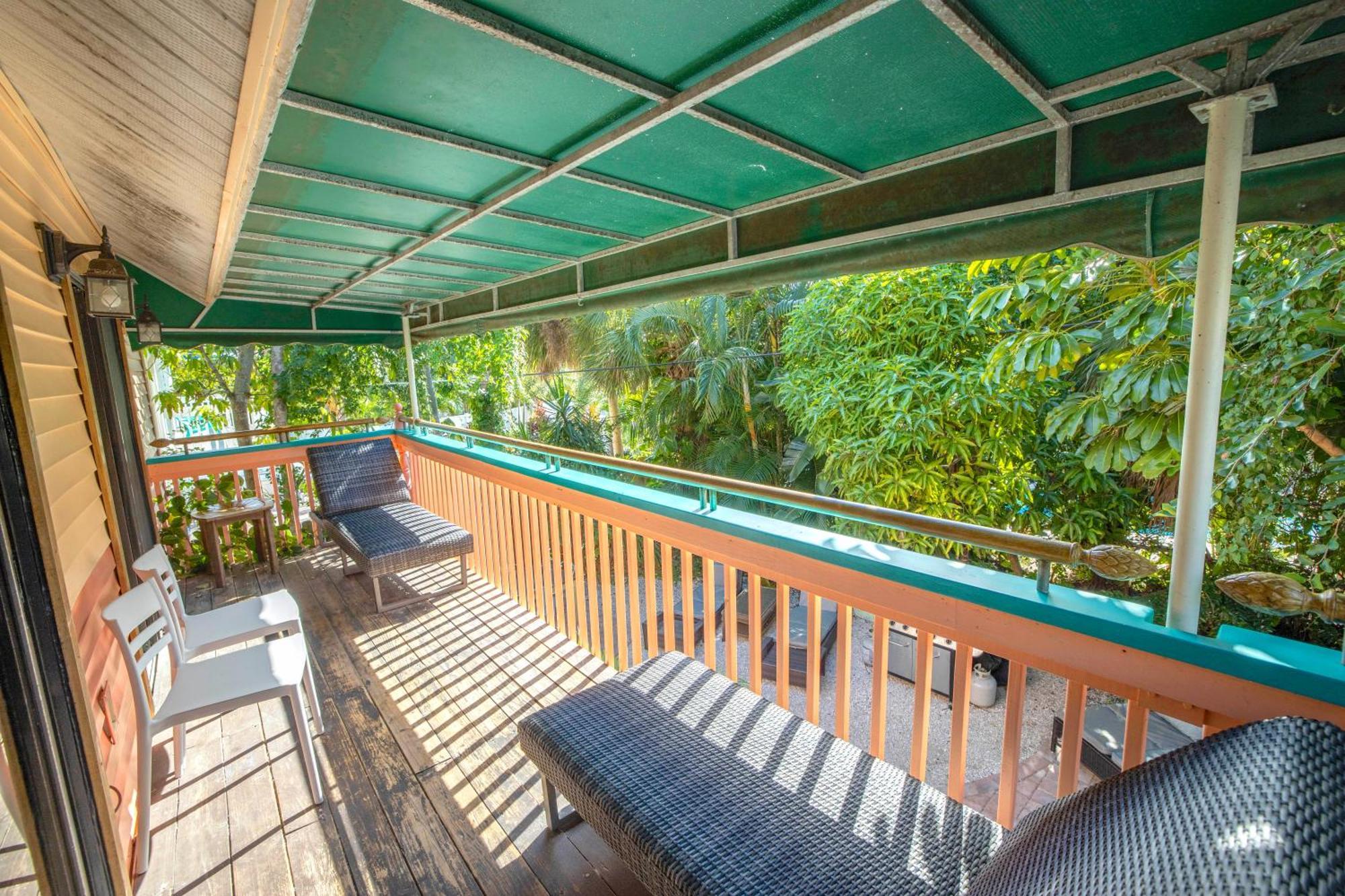 Holiday home Casa Lopik Jardin- Tiki-bar, Balcony, Tropical Patio, 250 Steps To And Village! *