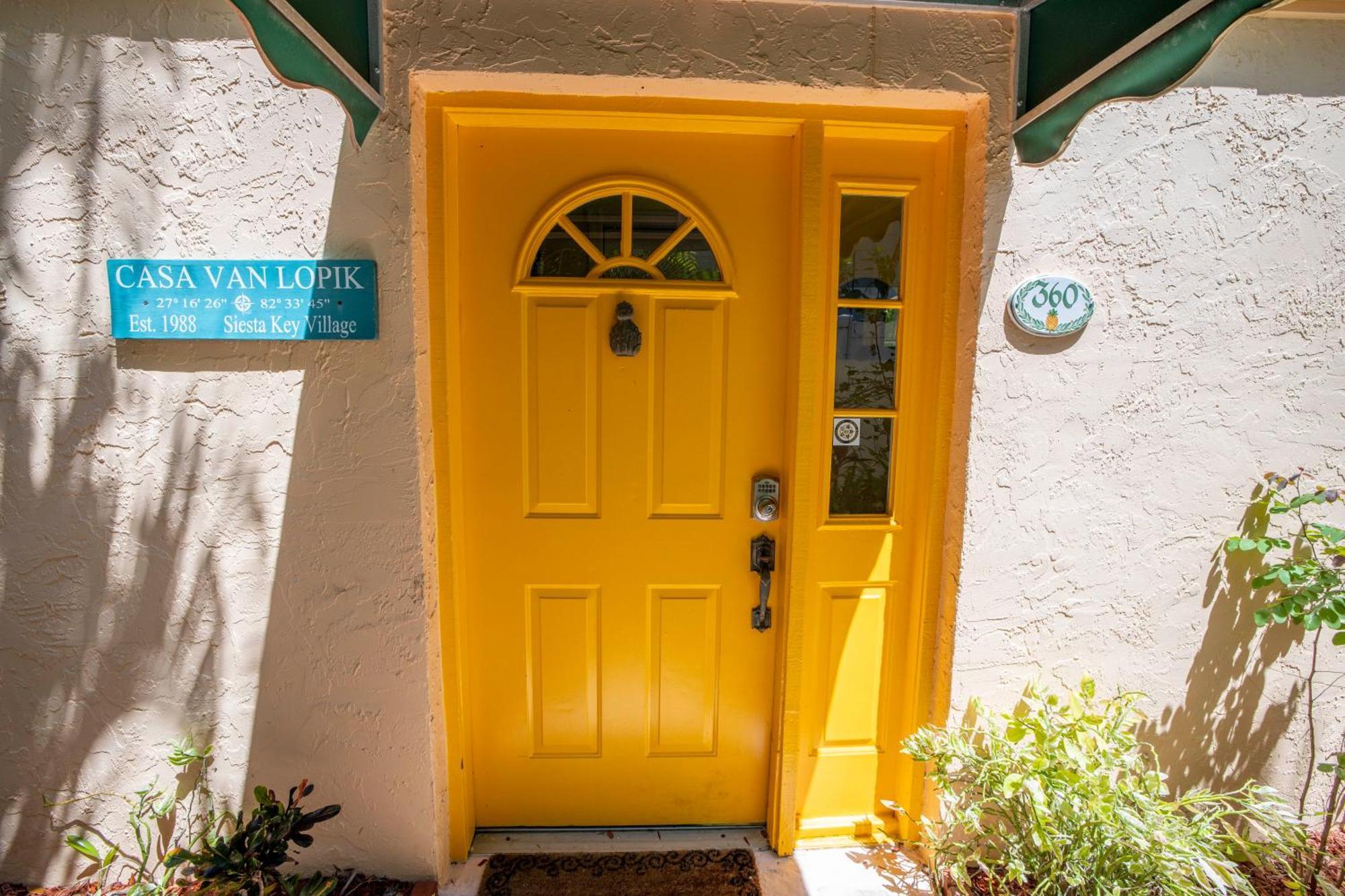 Apartment Tiki Bar, Balcony, Patio, 250 Steps Village! Siesta Key