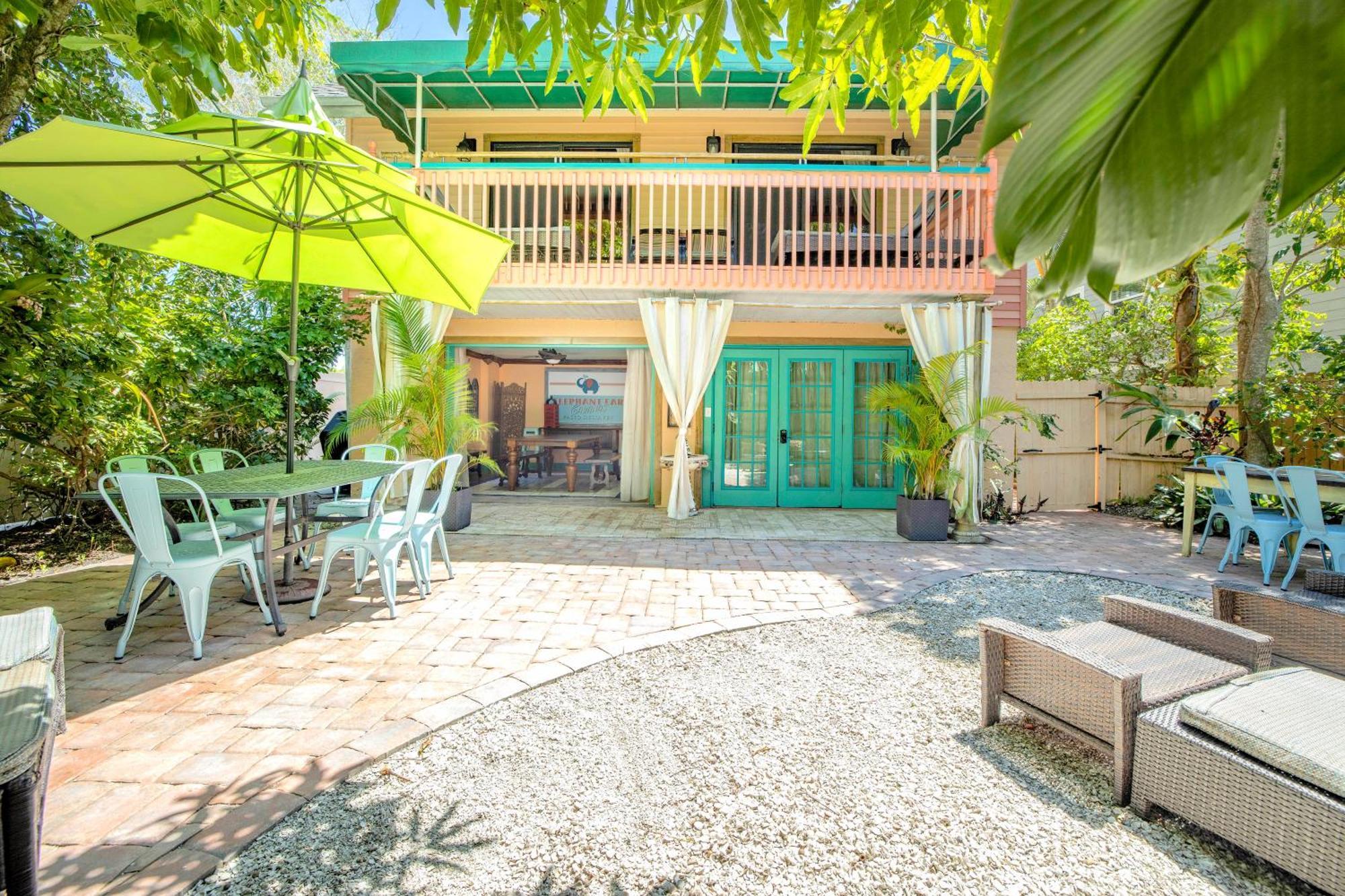 Apartment Tiki Bar, Balcony, Patio, 250 Steps Village! *