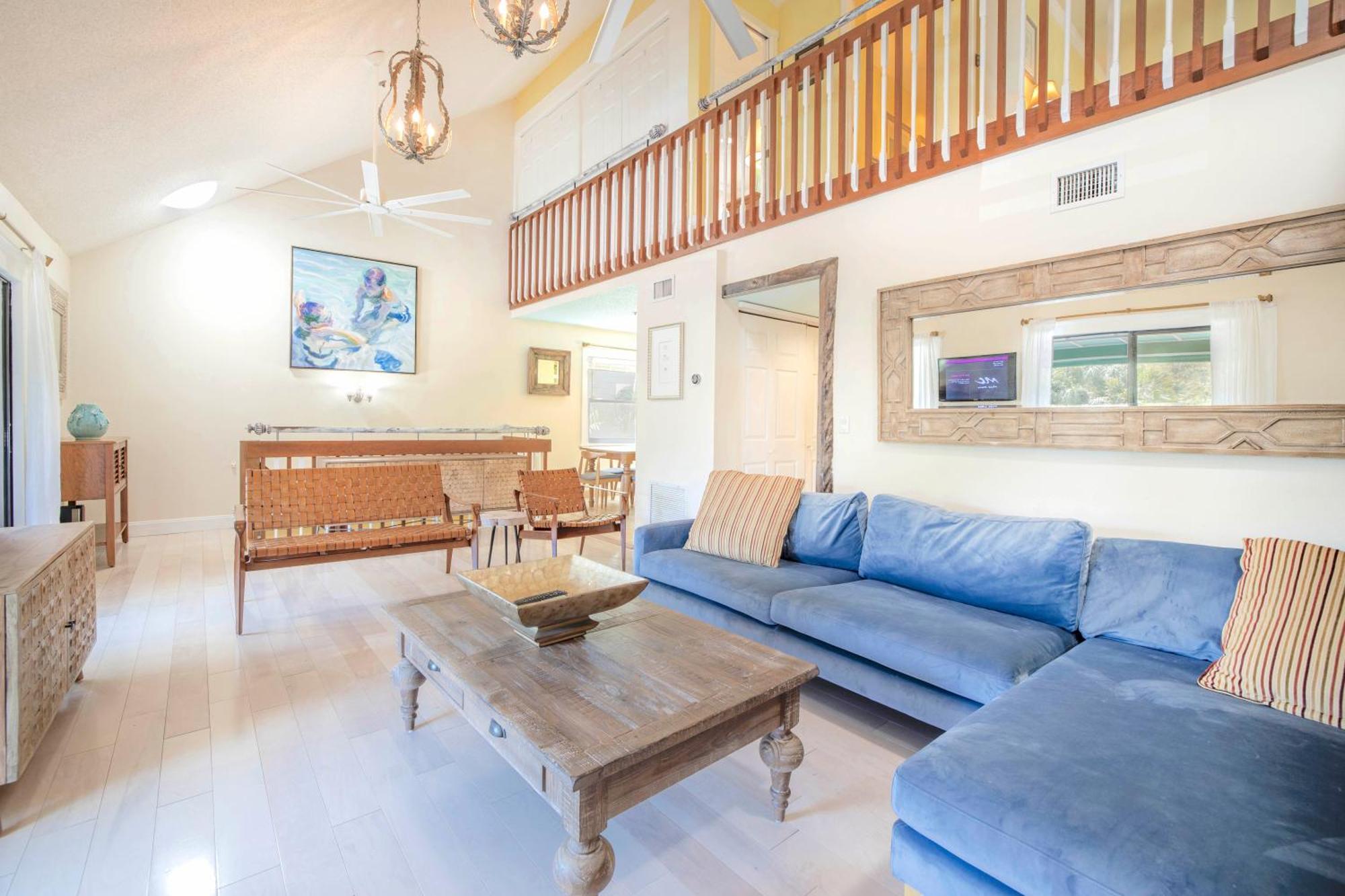 Apartment Tiki Bar, Balcony, Patio, 250 Steps Village! *