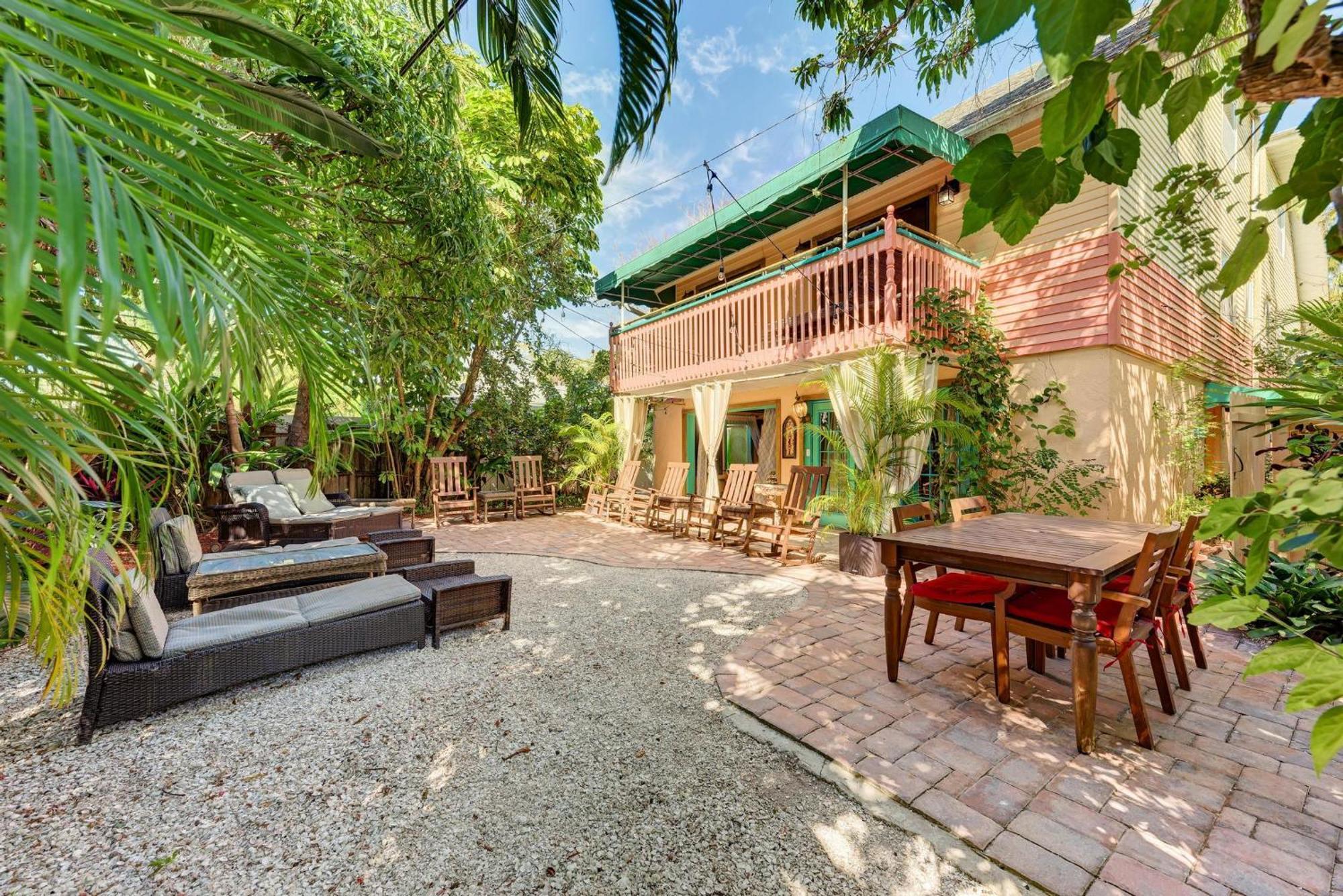 Tiki Bar, Balcony, Patio, 250 Steps Village! Apartment Siesta Key