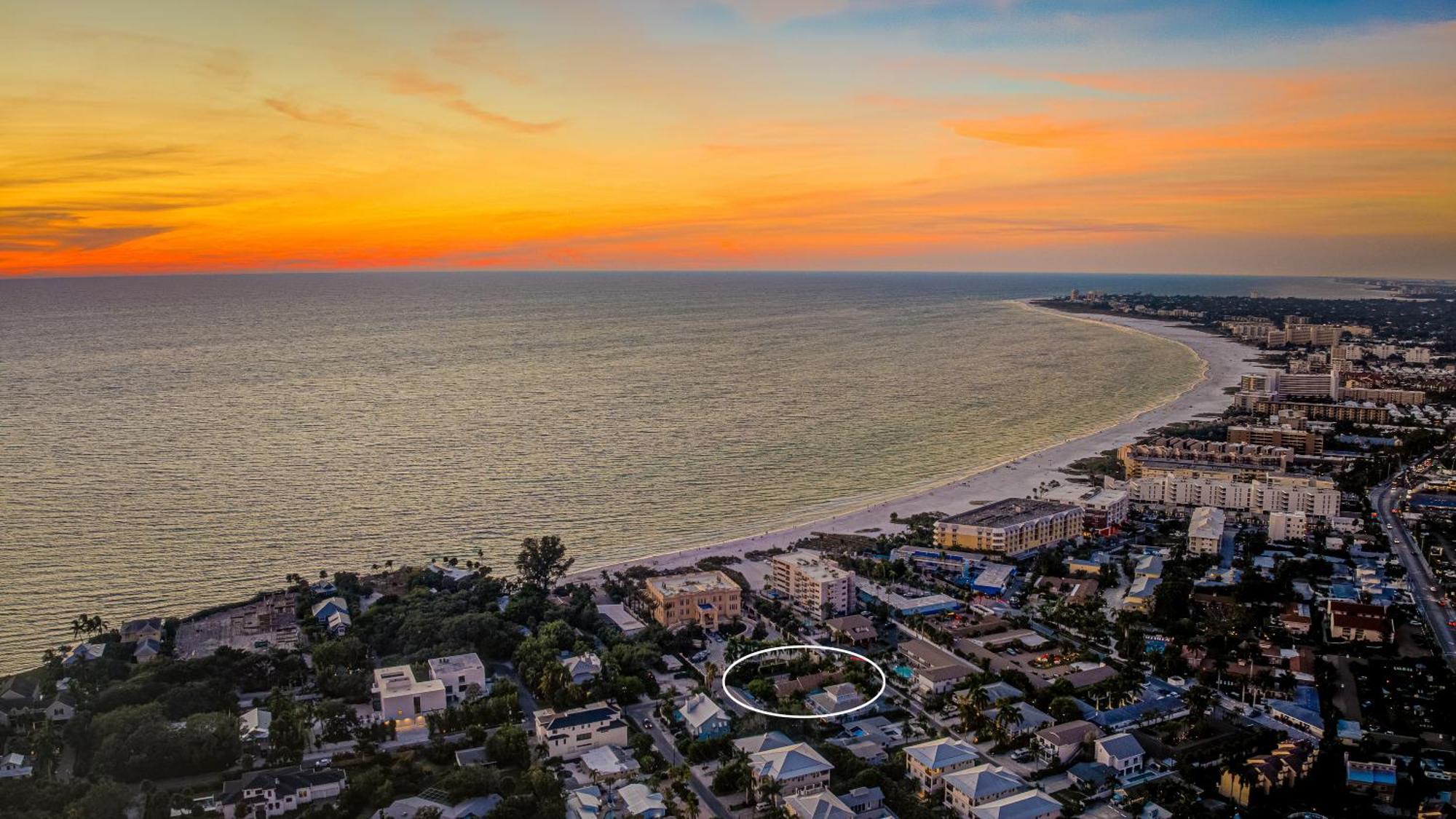 Newly Remodeled 8-steps To Path Of Beach! Apartment