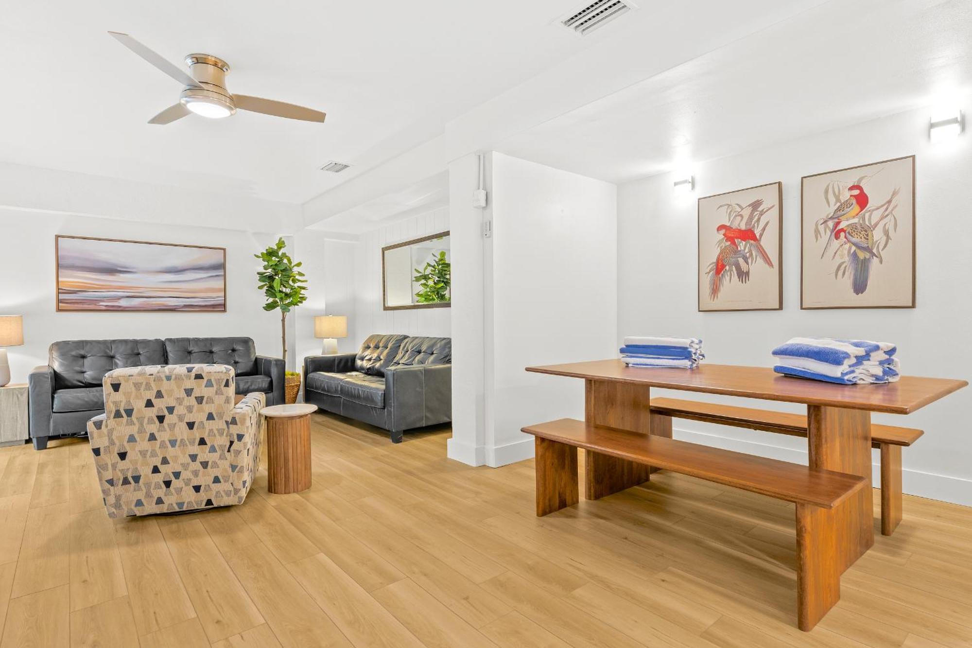 Apartment Newly Remodeled 8-steps To Path Of Beach! *