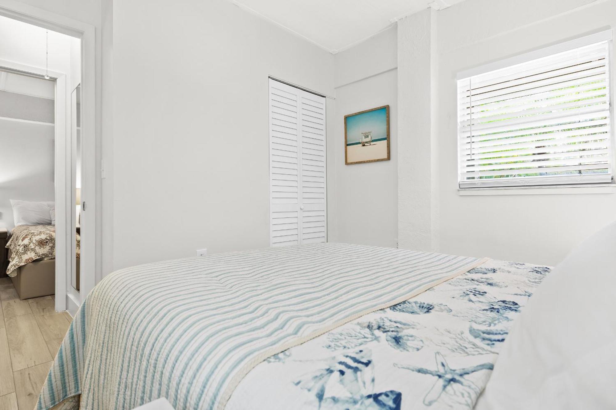 Newly Remodeled 8-steps To Path Of Beach! Apartment Siesta Key