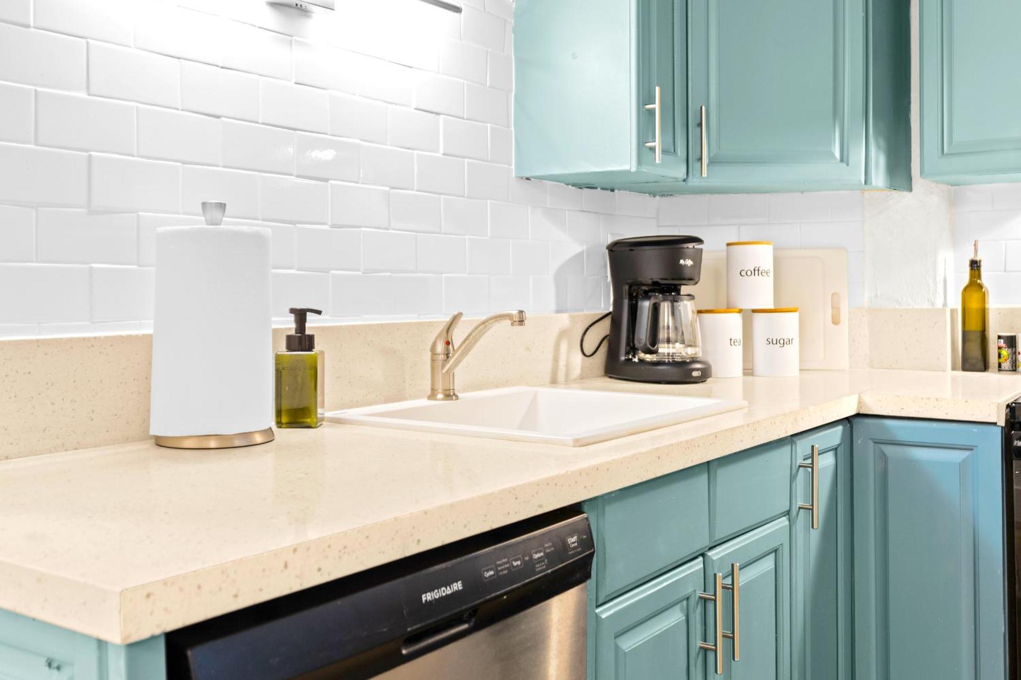 Newly Remodeled 8-steps To Path Of Beach! Apartment