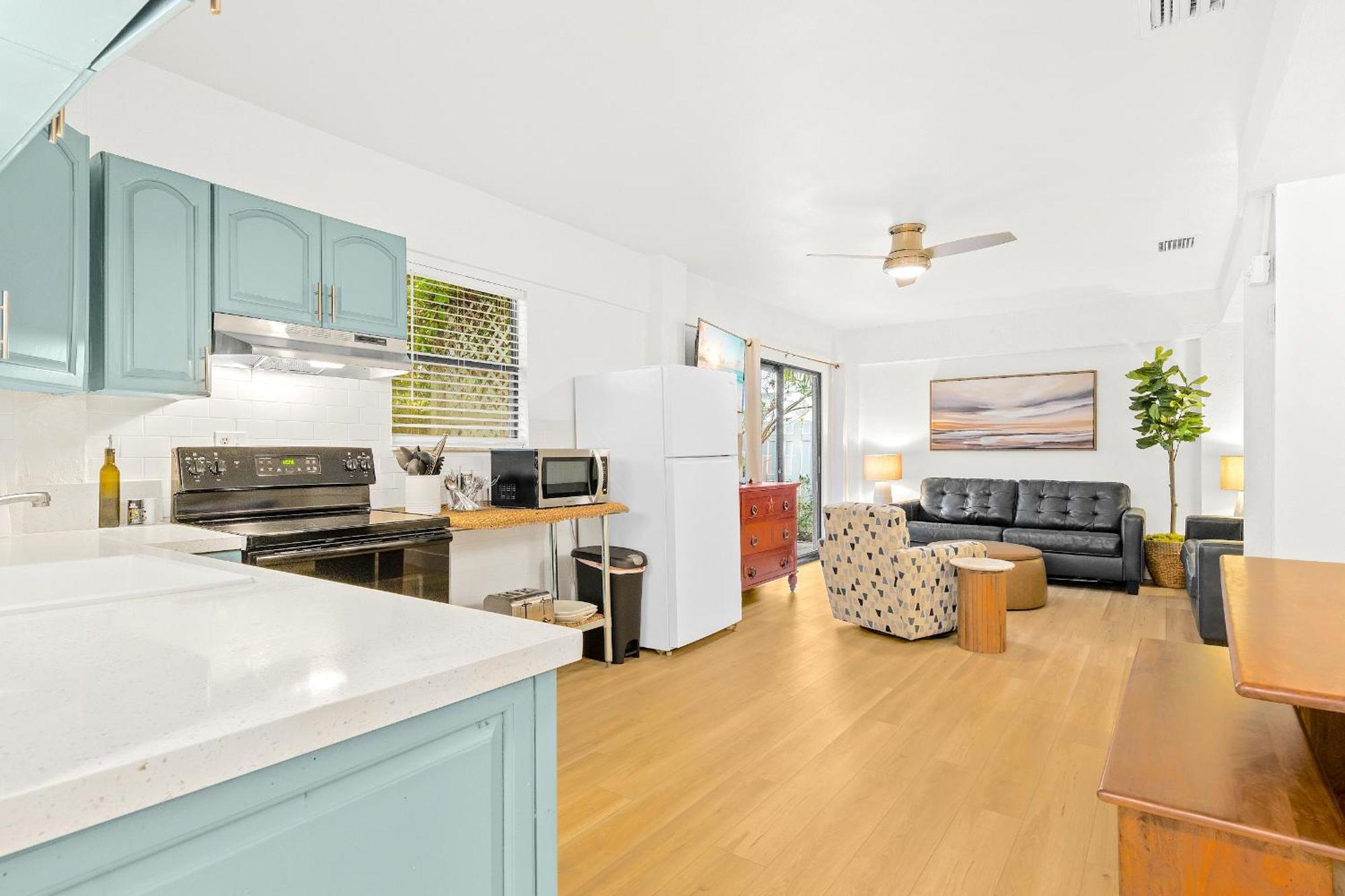 Newly Remodeled 8-steps To Path Of Beach! Apartment Siesta Key