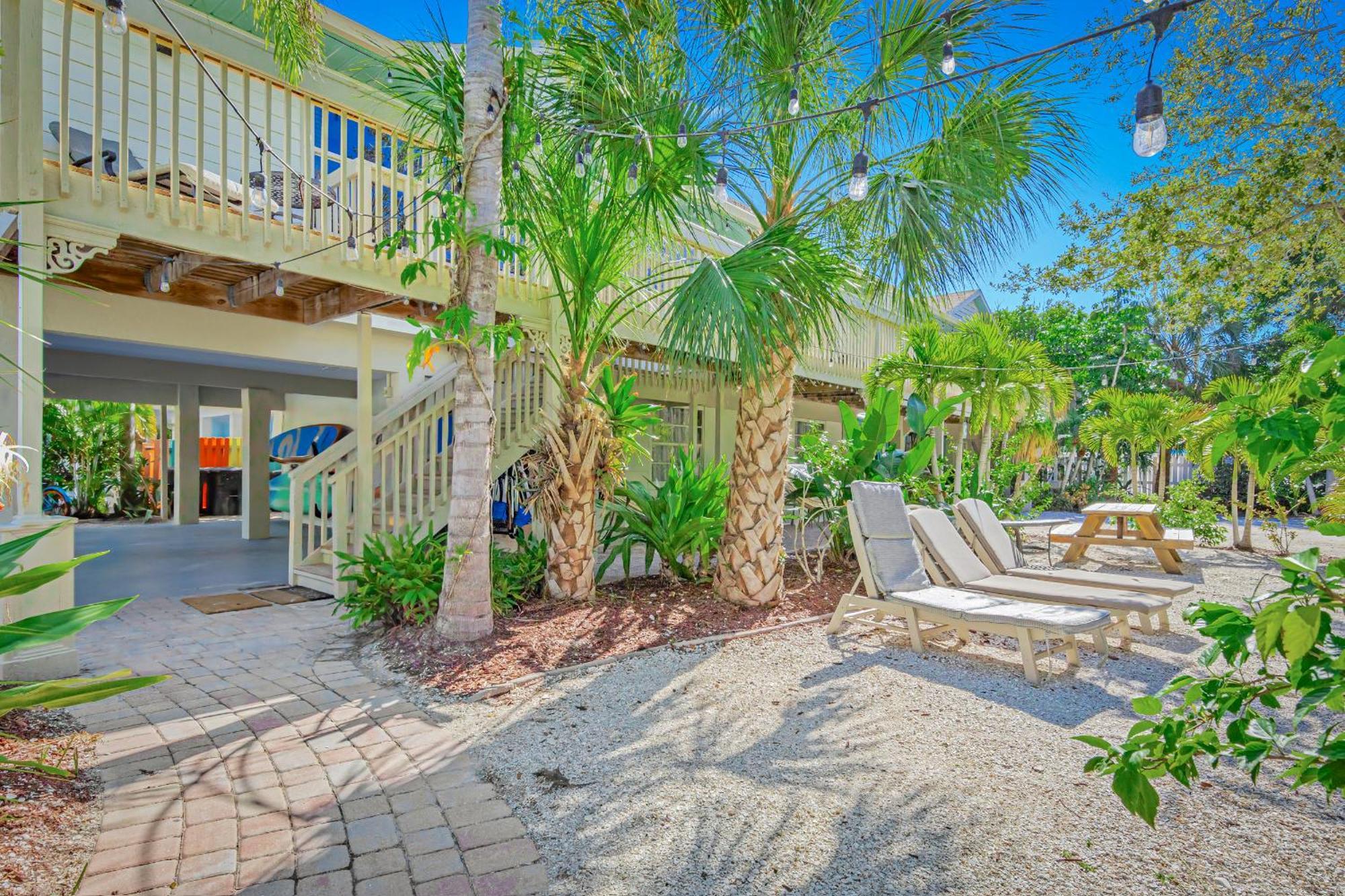 Newly Remodeled 8-steps To Path Of Beach! *