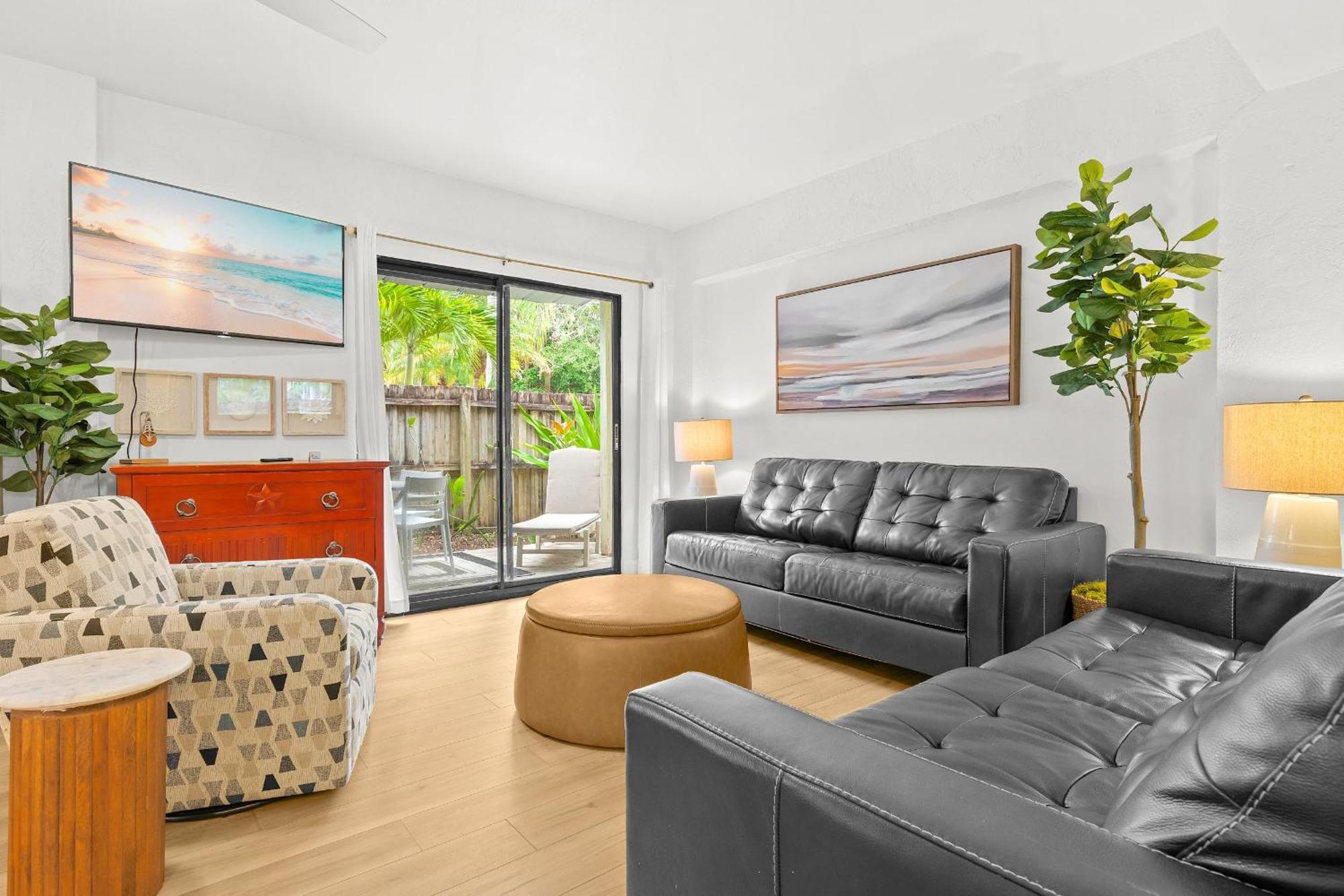 Apartment Newly Remodeled 8-steps To Path Of Beach!