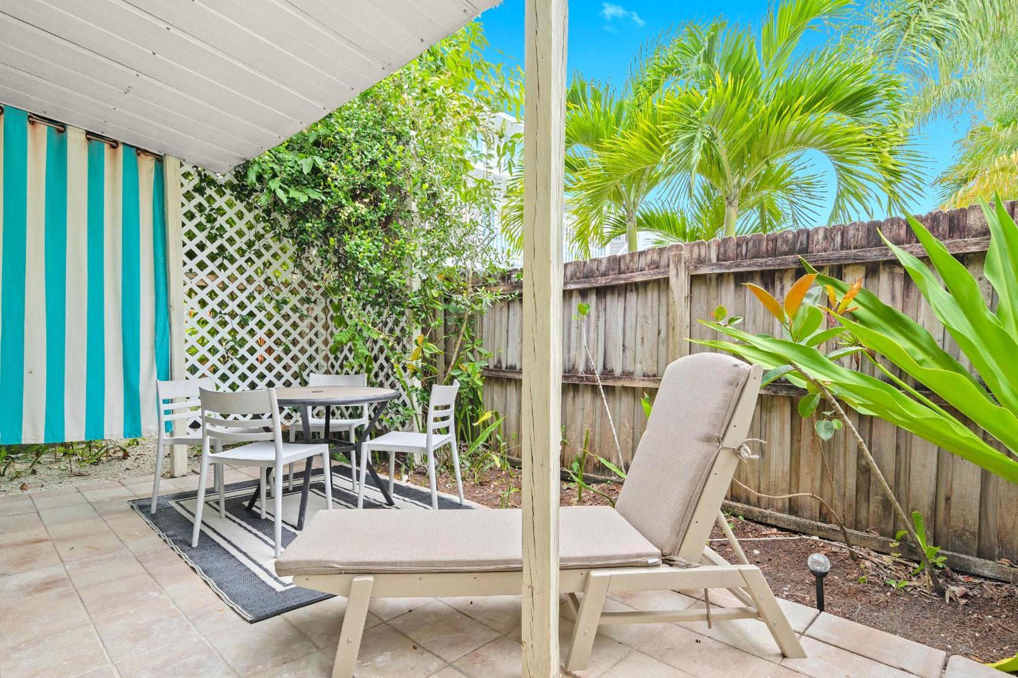 Newly Remodeled 8-steps To Path Of Beach! Apartment *