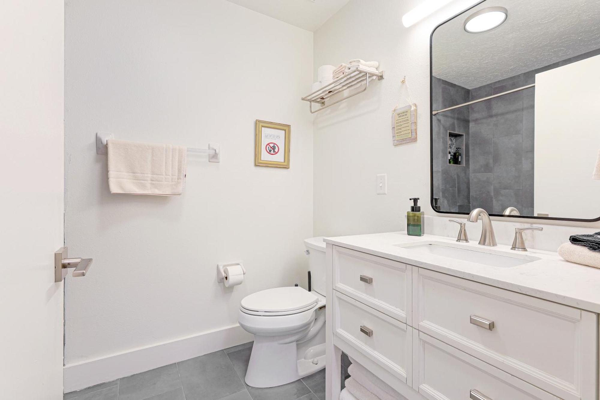 Apartment Newly Remodeled 8-steps To Path Of Beach! Unit D Siesta Key