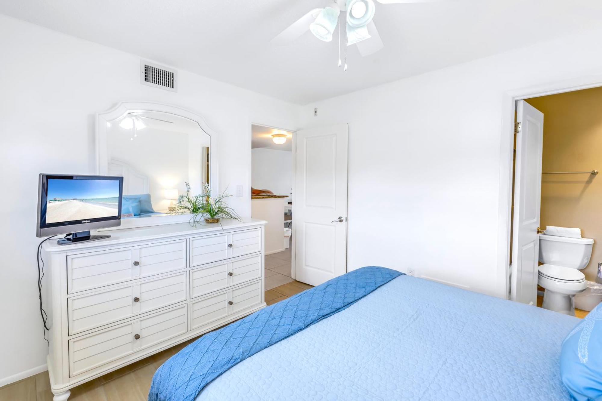 New Listing! Bayside Unit, Balcony, Private Beach! Apartment