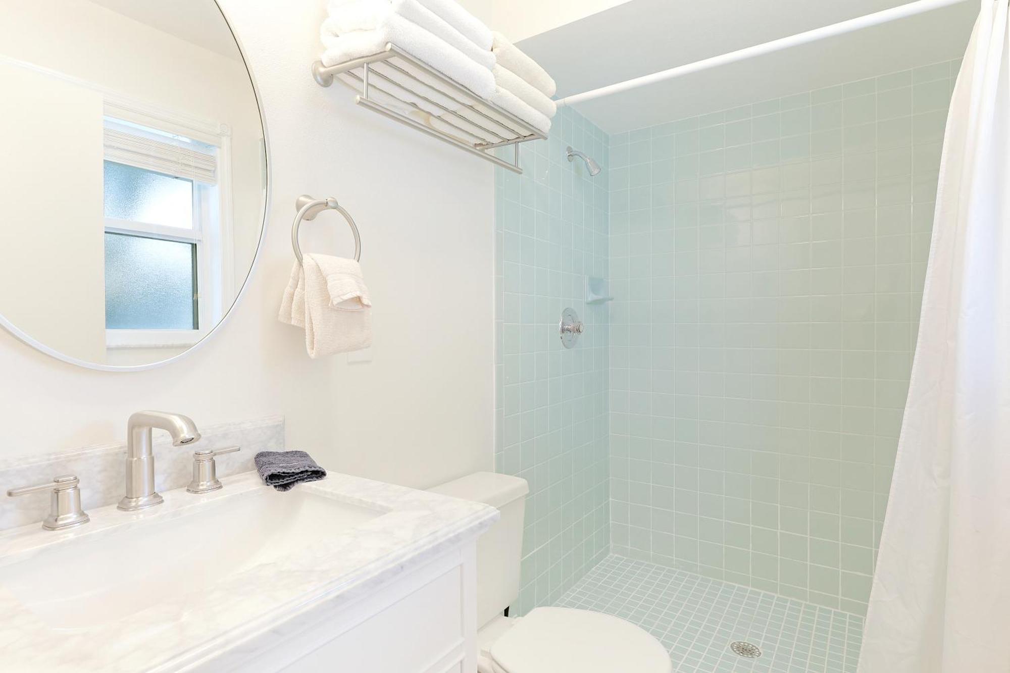 Newly Remodeled 8-steps To Path Of Beach! Apartment Siesta Key