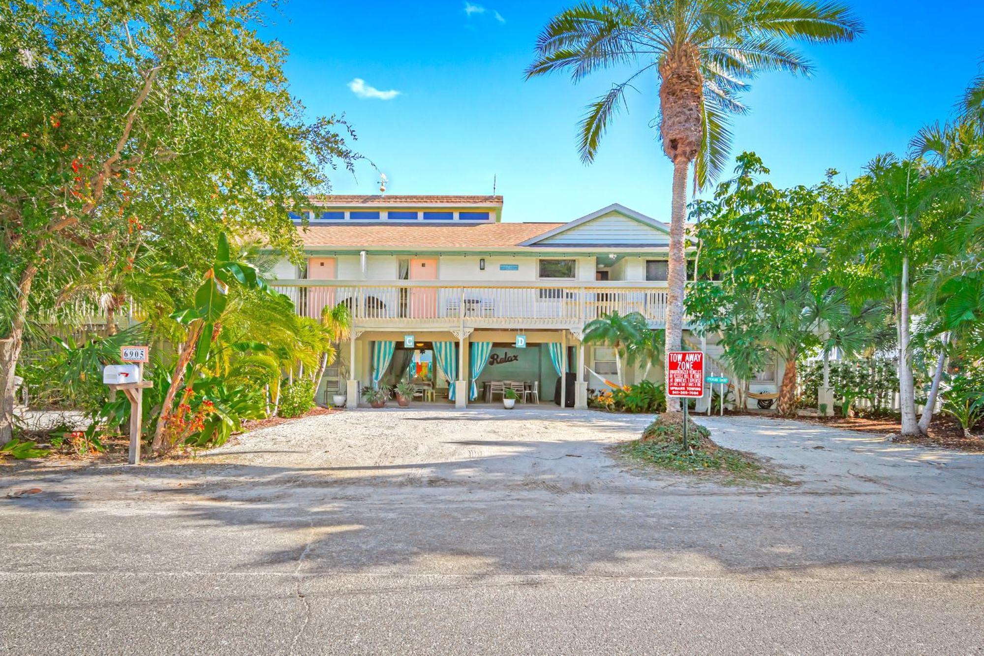 Apartment Newly Remodeled 8-steps To Path Of Beach! *