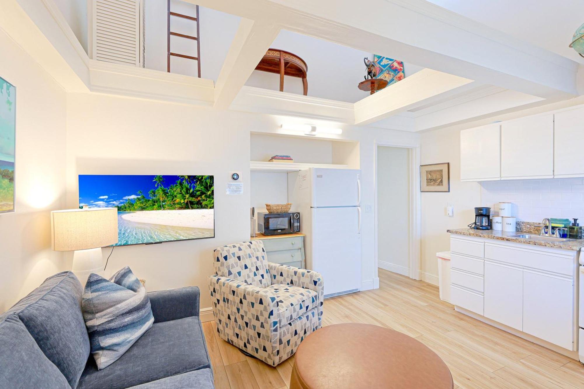 Apartment Newly Remodeled 8-steps To Path Of Beach! *