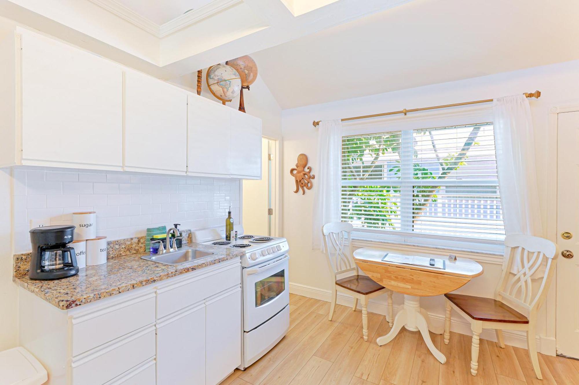 Apartment Newly Remodeled 8-steps To Path Of Beach! Siesta Key