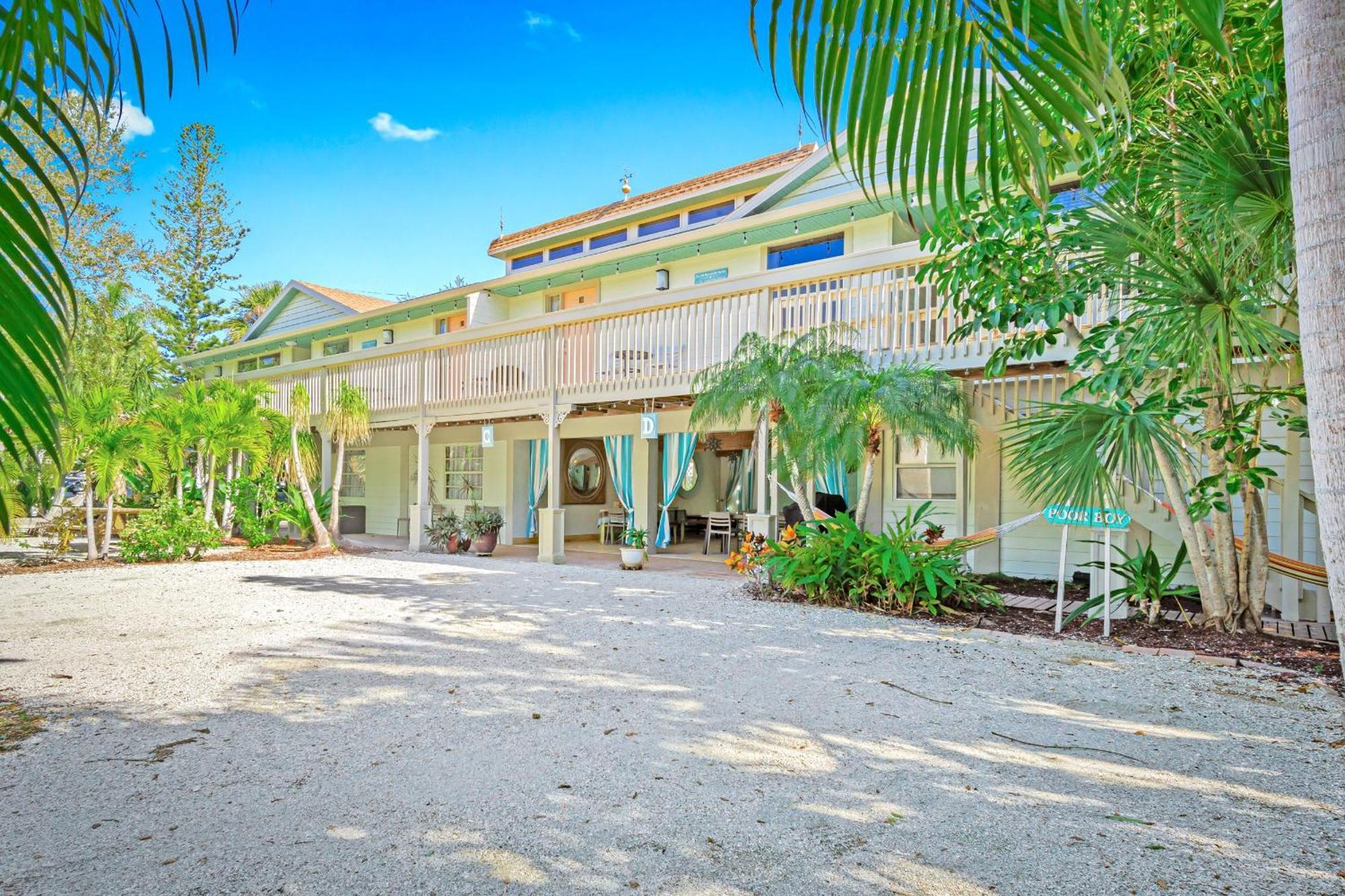 Apartment Newly Remodeled 8-steps To Path Of Beach! *