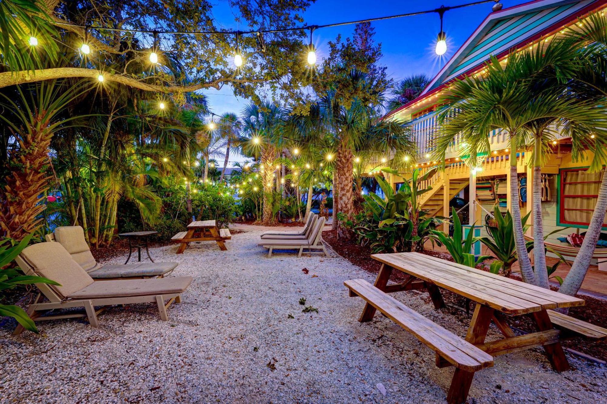 Apartment Newly Remodeled 8-steps To Path Of Beach! Siesta Key