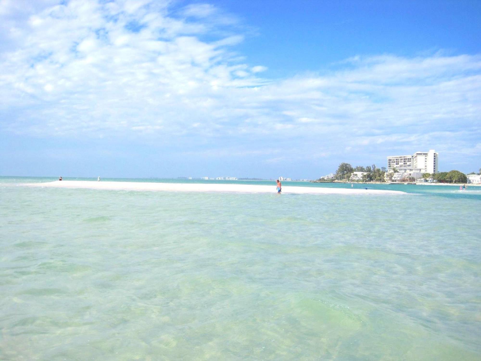 Apartment Oceanview, In Village, 20-steps To Path Of Beach, Tiki-bar, Free Bikes And Paddle-boards! *