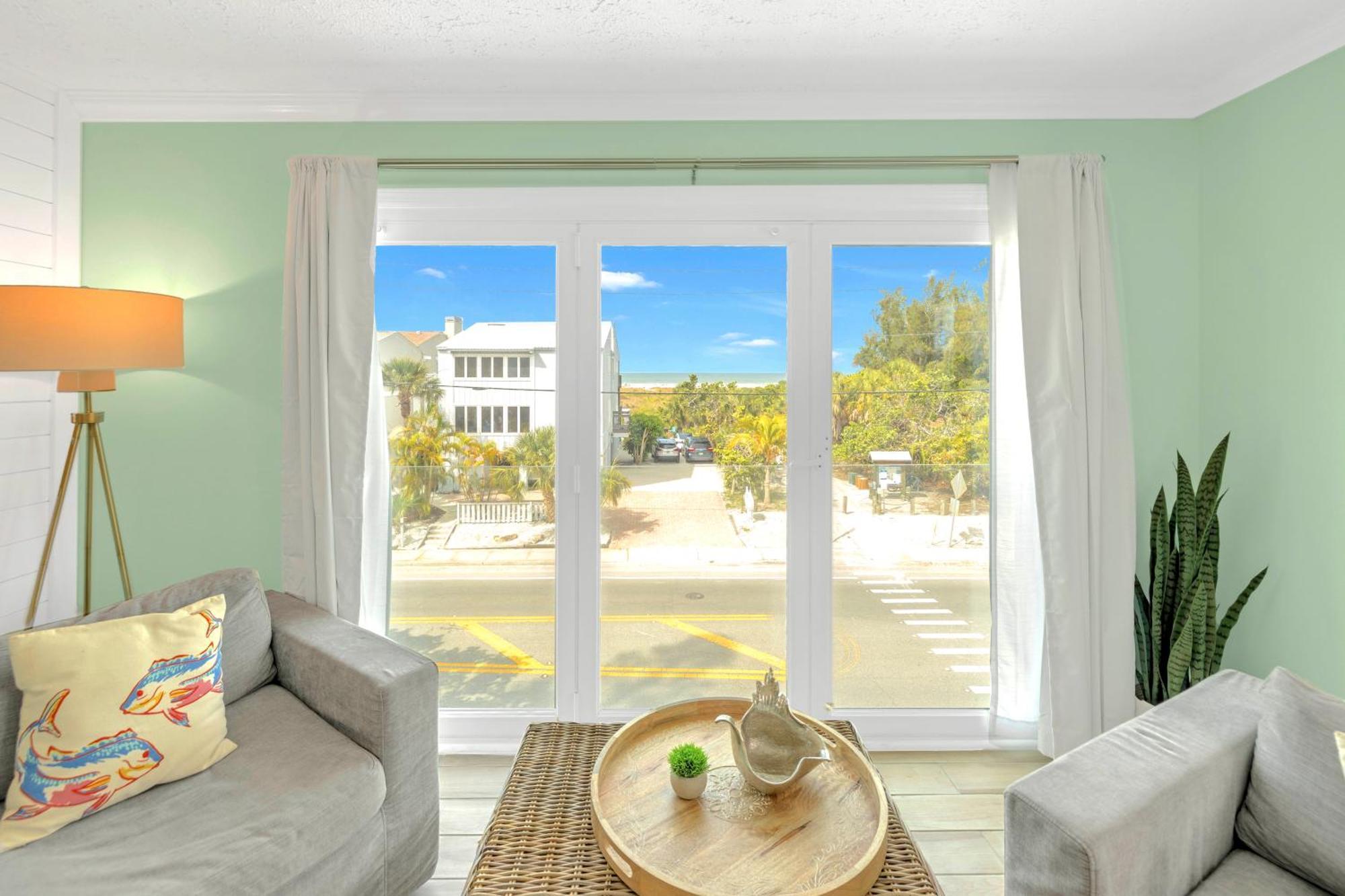 Apartment Oceanview, In Village, 20-steps To Path Of Beach, Tiki-bar, Free Bikes And Paddle-boards! Siesta Key