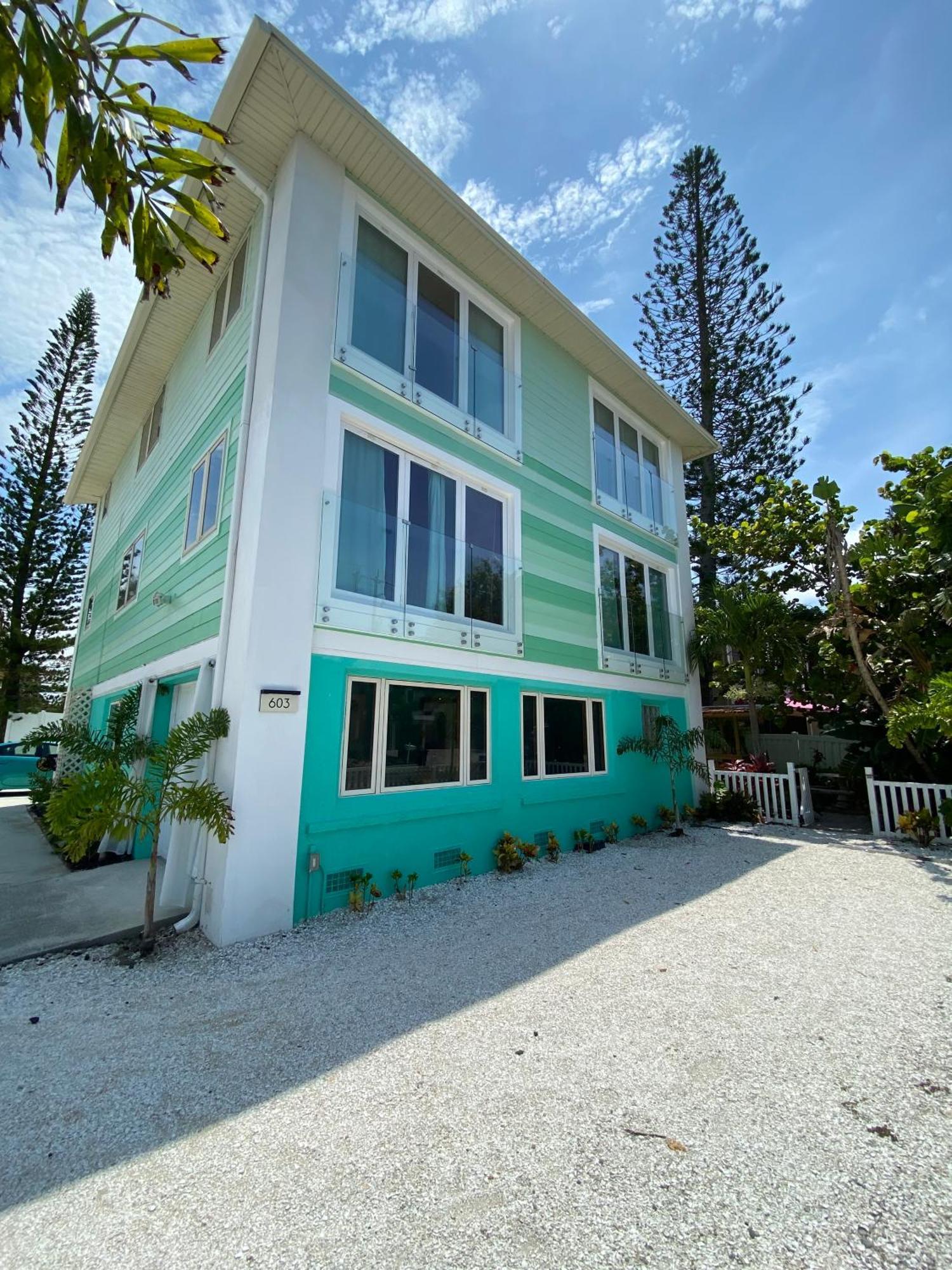 Apartment Oceanview, In Village, 20-steps To Path Of Beach, Tiki-bar, Free Bikes And Paddle-boards!