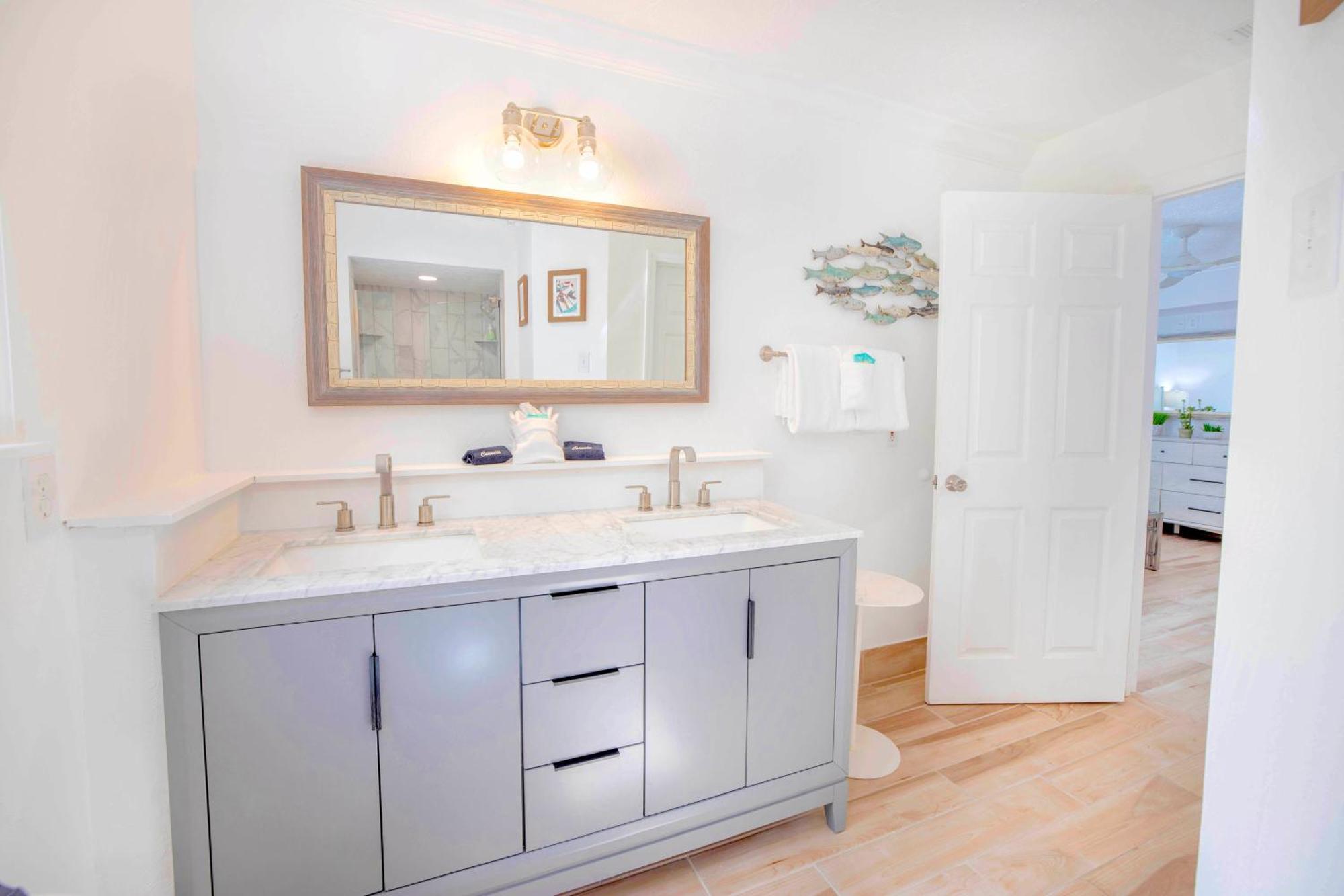 Apartment Oceanview, In Village, 20-steps To Path Of Beach, Tiki-bar, Free Bikes And Paddle-boards! *