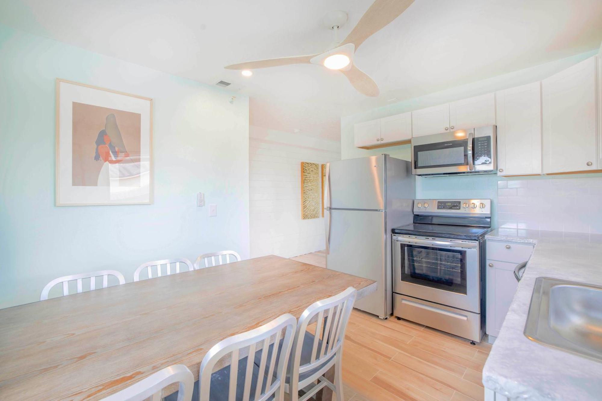 Apartment Oceanview, In Village, 20-steps To Path Of Beach, Tiki-bar, Free Bikes And Paddle-boards! Siesta Key