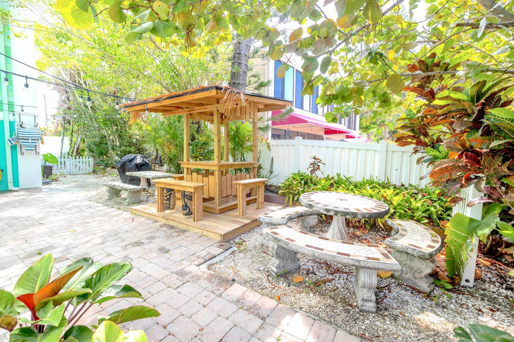 Oceanview, In Village, 20-steps To Path Of Beach, Tiki-bar, Free Bikes And Paddle-boards! Apartment Siesta Key