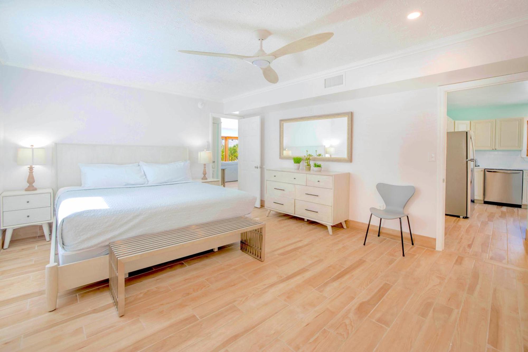 Apartment Oceanview, In Village, 20-steps To Path Of Beach, Tiki-bar, Free Bikes And Paddle-boards! Siesta Key