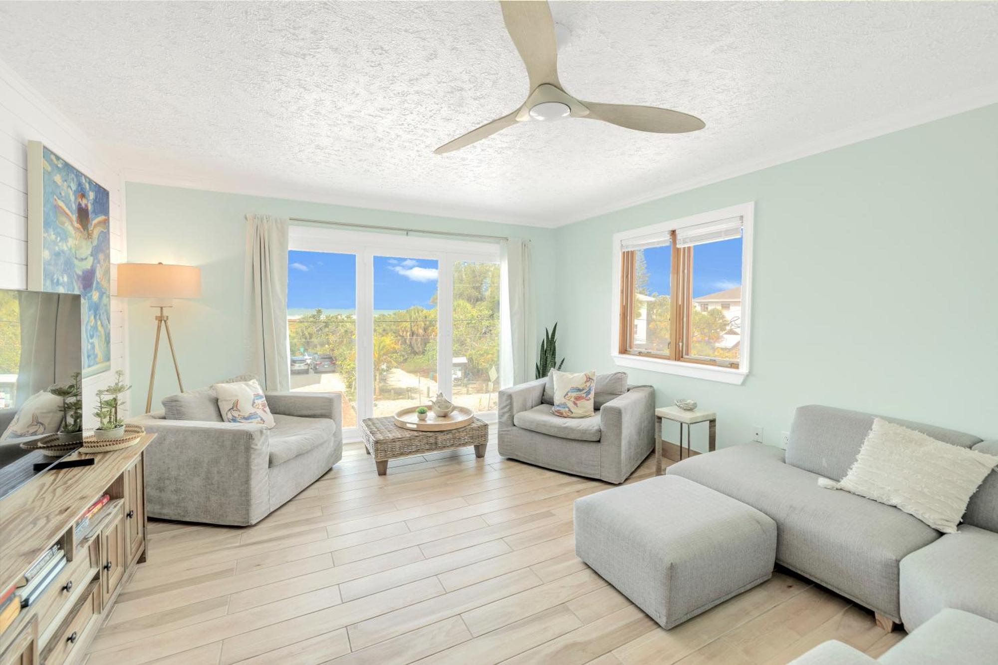 Apartment Oceanview, In Village, 20-steps To Path Of Beach, Tiki-bar, Free Bikes And Paddle-boards! *